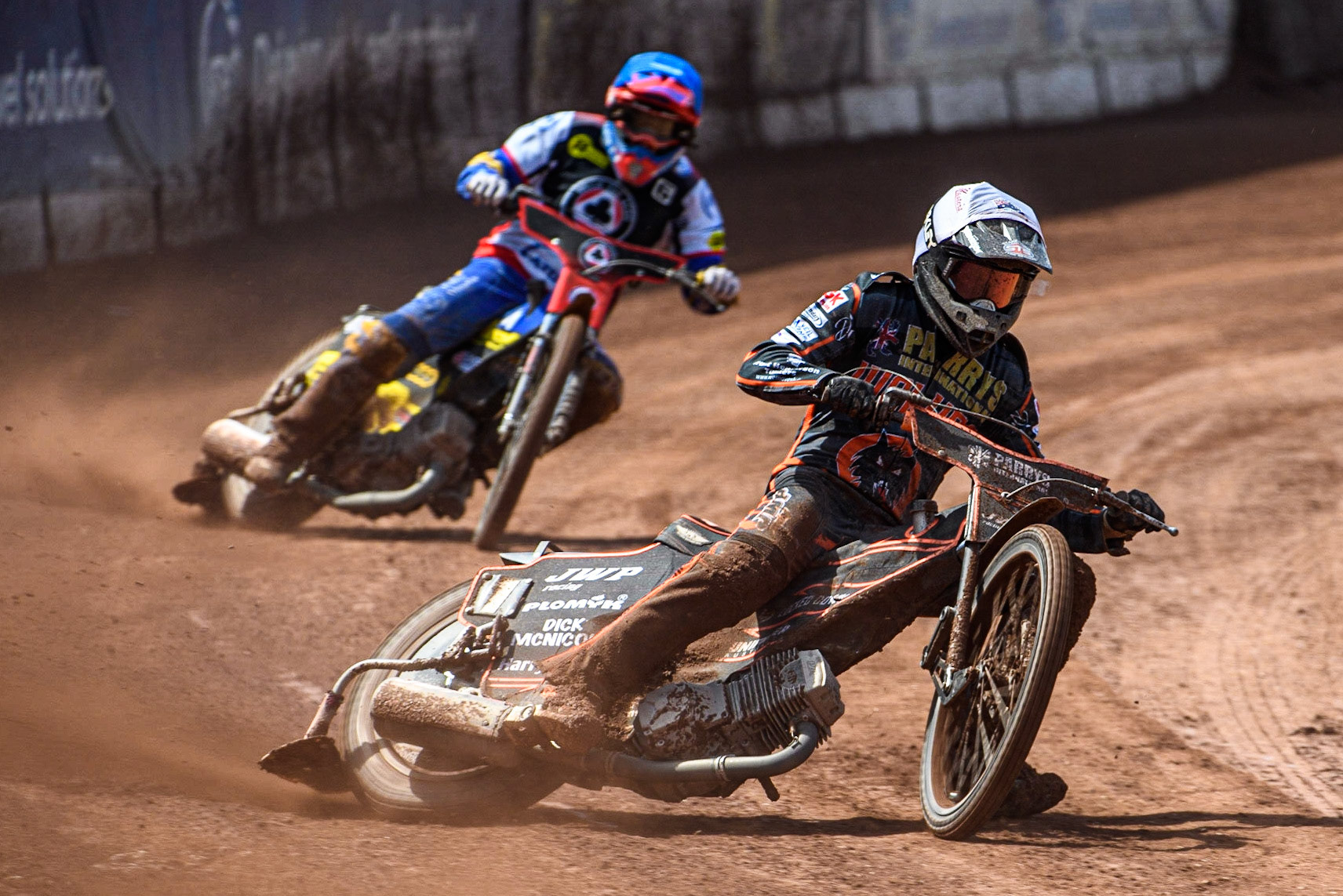 Sam Masters (White) leads Paco Castagna (Blue) during the Sports Insure Premiership match between Belle Vue Aces and Wolverhampton Wolves at the National Speedway Stadium, Manchester on Monday 29th May 2023. (Photo: Ian Charles | MI News)