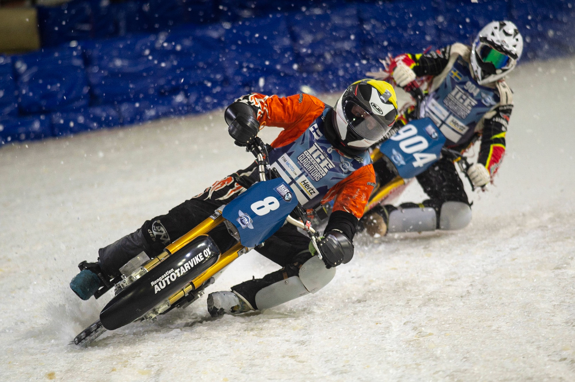 HEERENVEEN, NL. Aki Ala-Riihimäki (8) \t\ leads Joakim Söderström (904) (White) during the FIM Ice Speedway Gladiators World Championship Final 3 at Ice Rink Thialf, Heerenveen on Saturday  2 April 2022. (Credit: Ian Charles | MI News)