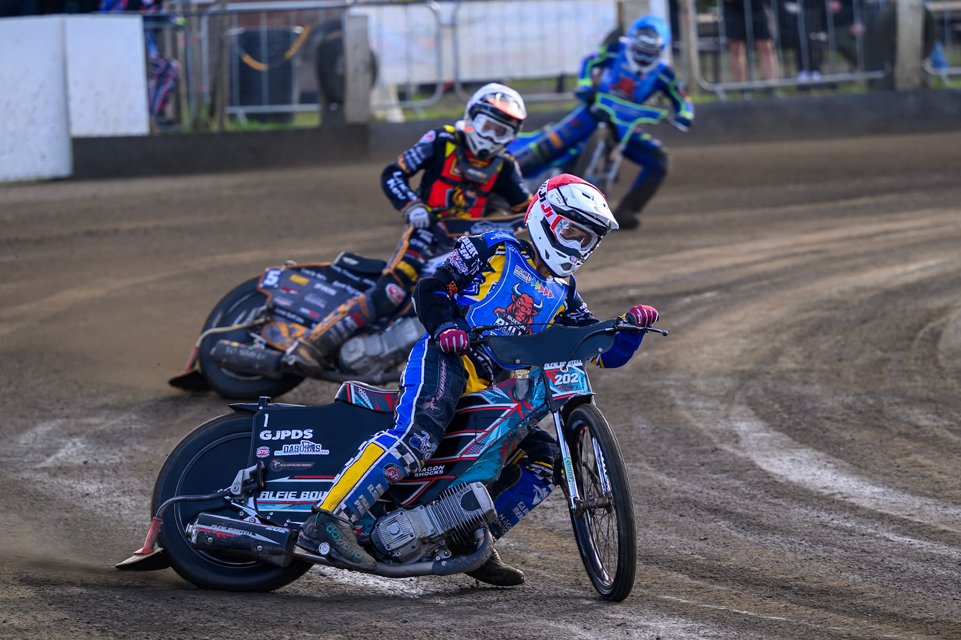 Alfie Bowtell of Buxton Bulls  in Red leading Ryan Ingram of Leicester Lion Cubs   in White  and Arran Butcher of Buxton Bulls   in Blue during the WSRA National Development League match between Buxton Bulls and Leicester Lion Cubs at Hi-Edge Speedway, Buxton on Sunday 4th October 2026. (Photo: Ian Charles | MI News)