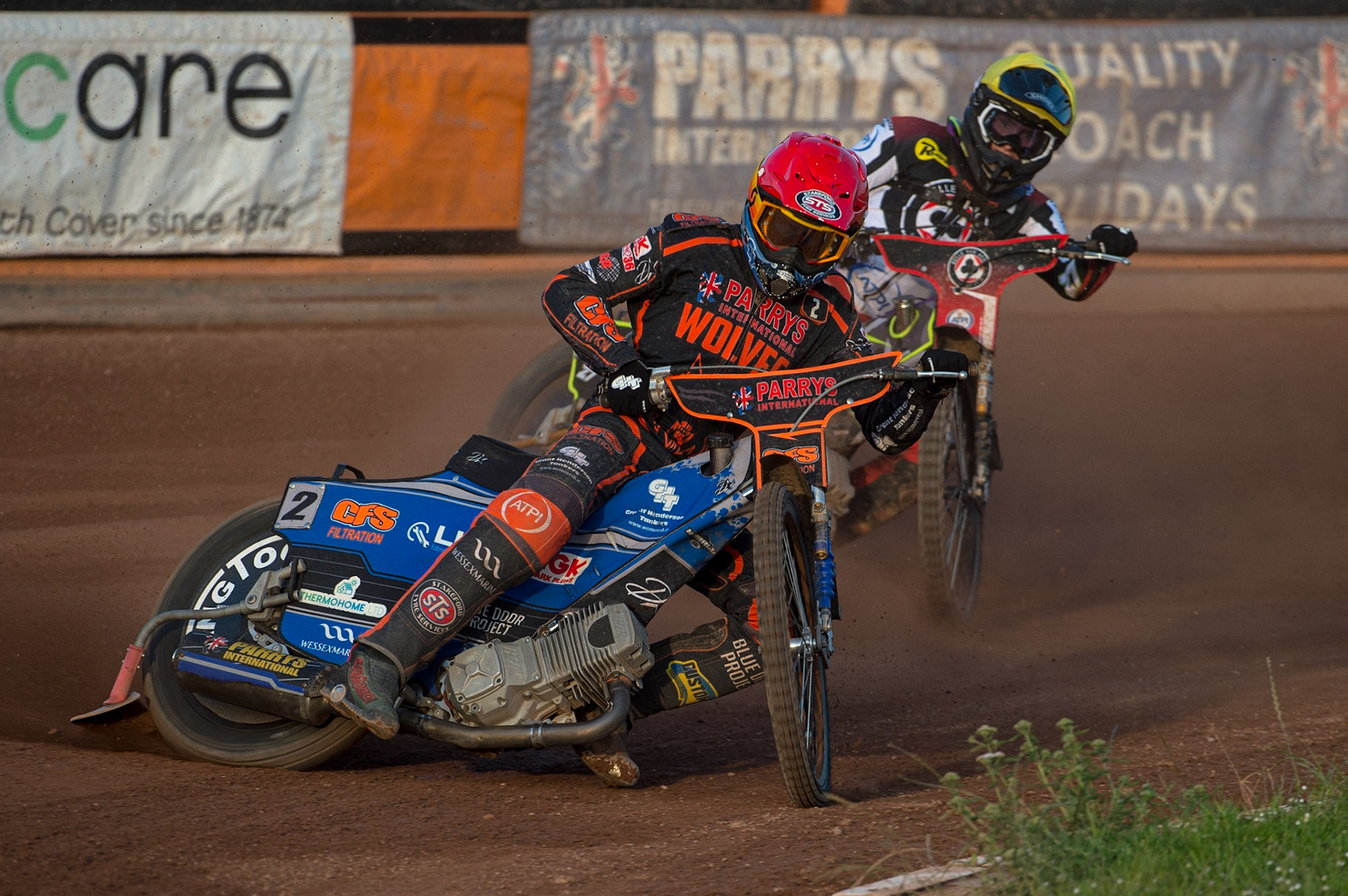 WOLVERHAMPTON, UK. JUN 20TH Steve Worrall  (Red) leads Tom Brennan  (Yellow) during the SGB Premiership match between Wolverhampton Wolves and Belle Vue Aces at Monmore Green Stadium, Wolverhampton on Monday 20th June 2022. (Credit: Ian Charles | MI News)