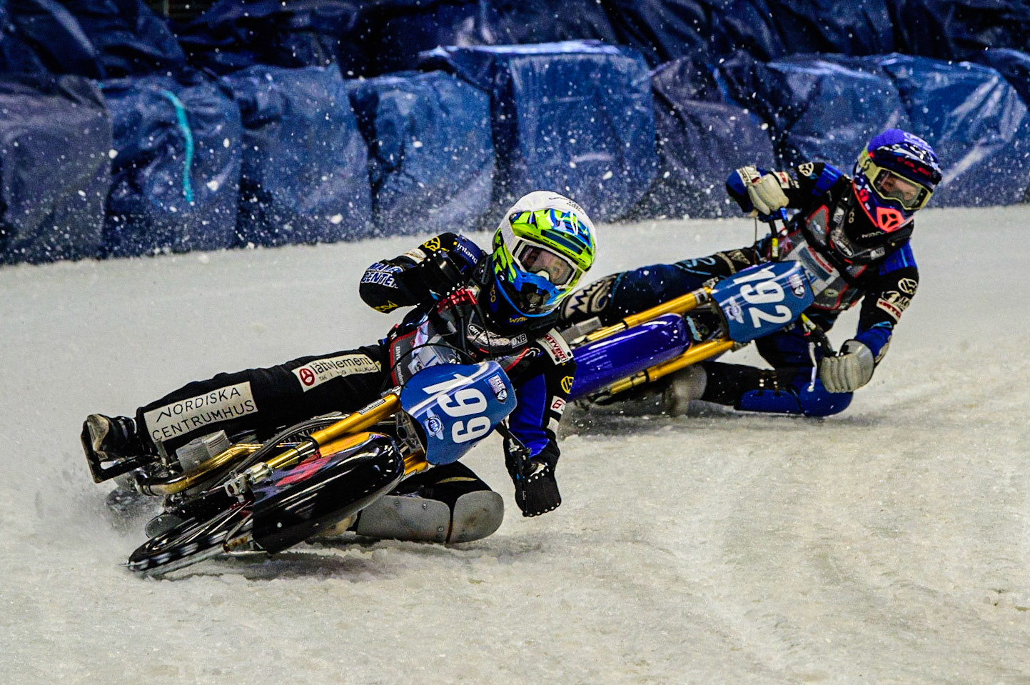 Martin Haarahiltunen (199) (White) leads Niclas Svensson (192) (Blue) during the Ice Speedway Gladiators World Championship Final 2 at Max-Aicher-Arena, Inzell, Germany on Sunday 19th March 2023. (Photo: Ian Charles | MI News)