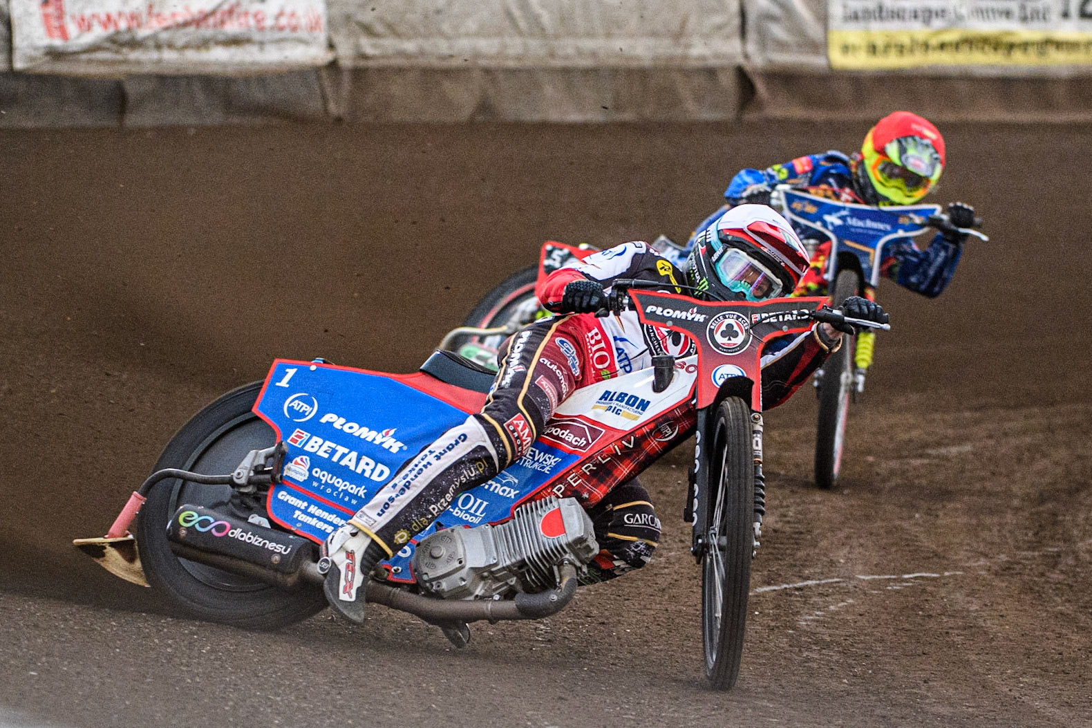 Dan Bewley  (White) leads  Michael Palm Toft  (Red) during the Sports Insure Premiership match between King's Lynn Stars and Belle Vue Aces at the Adrian Flux Arena, King's Lynn on Thursday 24th August 2023. (Photo: Ian Charles | MI News)