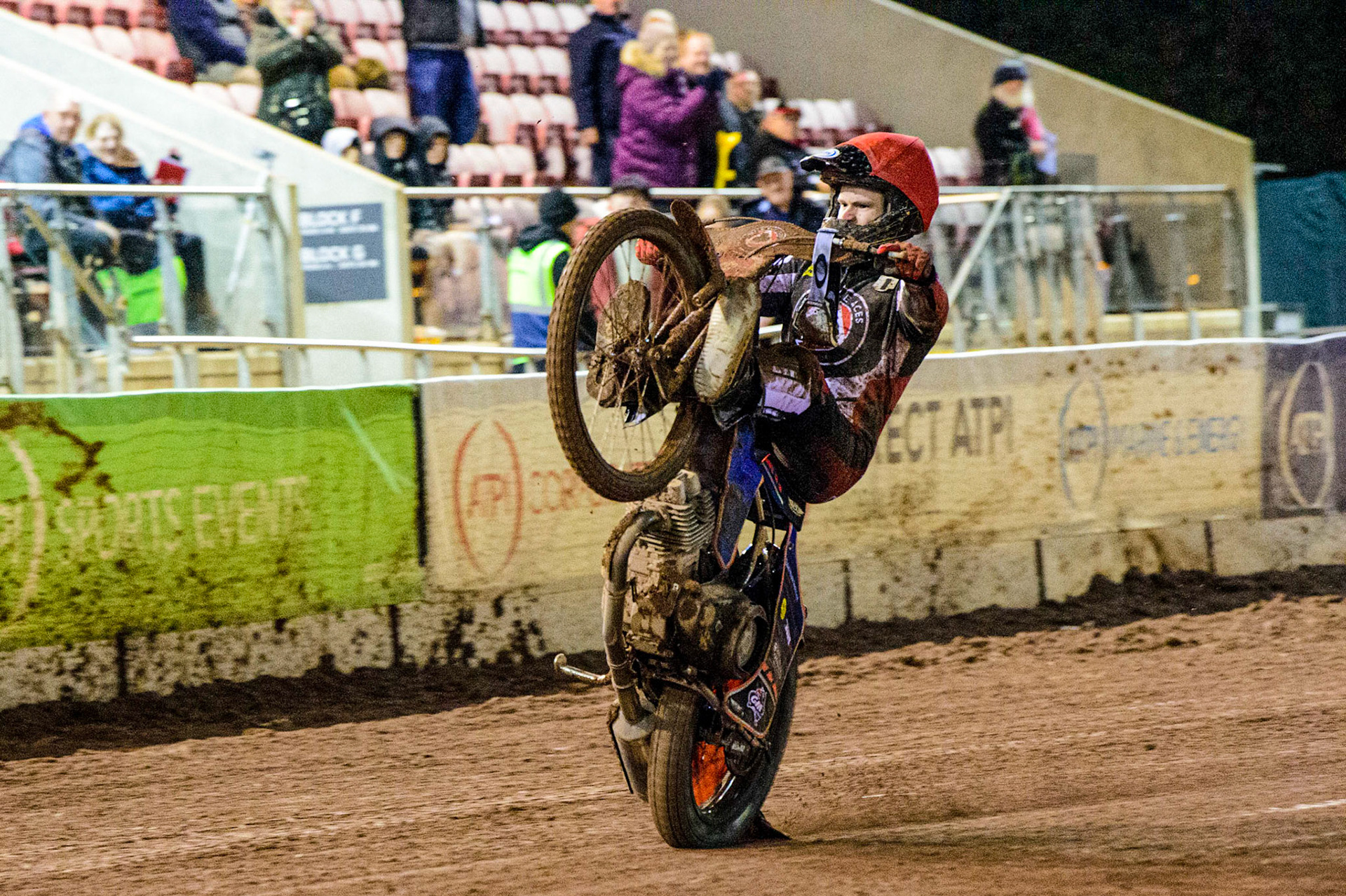 Brady Kurtz celebrates with a wheelie  during the Grant Henderson Pairs at the National Speedway Stadium, Manchester on Thursday 27th October 2022. (Credit: Ian Charles | MI NEWS)