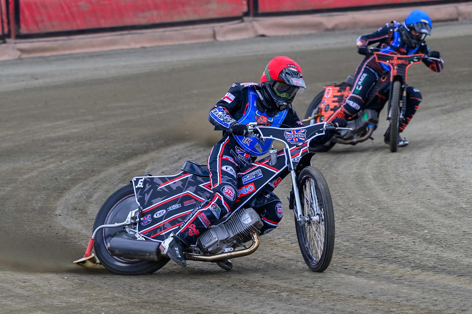 Jack Shimelt of Buxton Bulls   in Red leading Bailey Fellows of Buxton Bulls  in Blue during the  Challenge match between Buxton Bulls and NDL Nomads at Hi-Edge Speedway, Buxton on Sunday 19th April 2026. (Photo: Ian Charles | MI News)