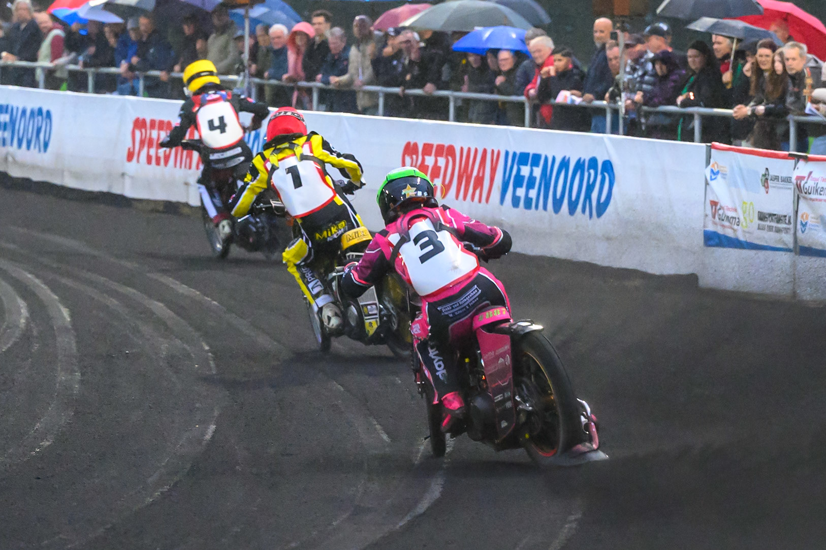 Hannah Grunwald of Germany in White chases Mika Meijer of The Netherlands in Red and Cristian Zubillaga of Argentina in Yellow during the Gouden KENNY Helm at Speedway Veenoord, Veenoord in the Netherlands on Saturday 19th September 2026. (Photo: Ian Charles | MI News)