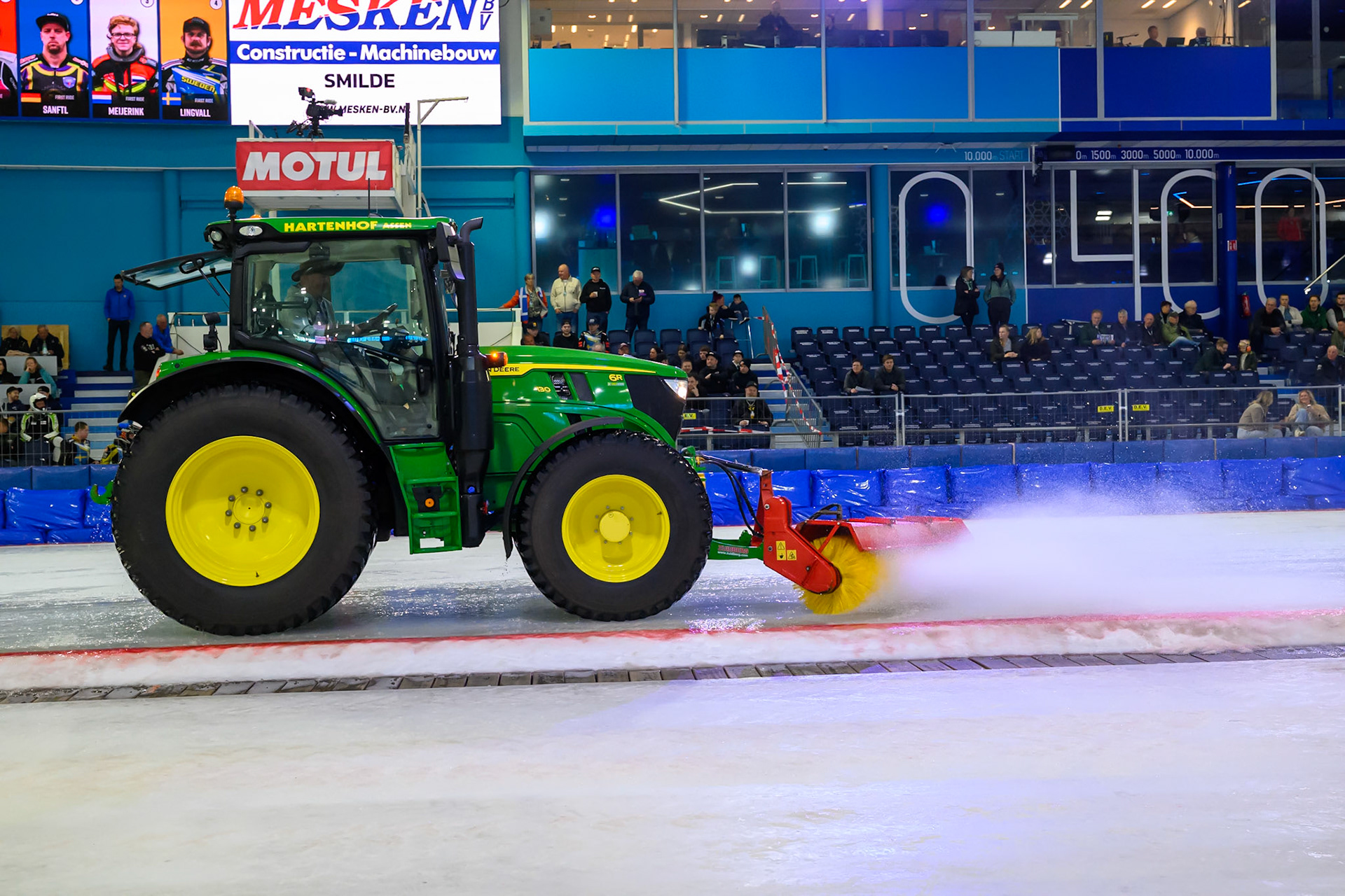 Brushing the excess water from the track during the ROELOF THIJS BOKAAL at Ice Rink Thialf, Heerenveen on Friday 10th April 2026.  (Photo: Ian Charles | MI News)