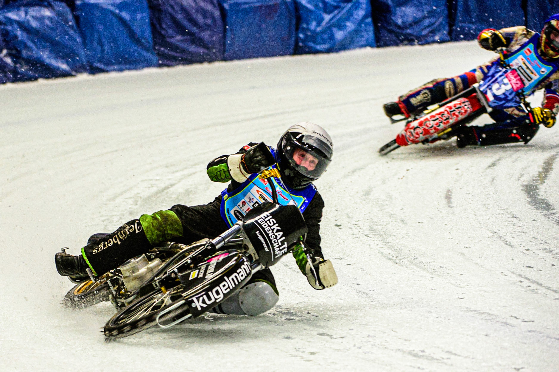 Per-Olof Serenius (White) leads Antonin Klatovsky during the Race of Legends at the Max-Aicher-Arena, Inzell on Friday 17th March 2023. (Photo: Ian Charles | MI News)