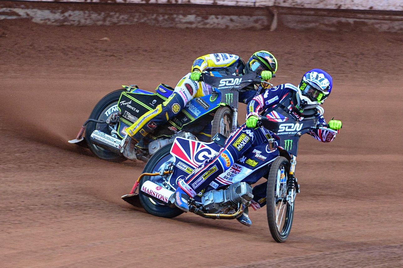 MANCHESTER, UK. OCT 16TH Tom Brennan of Great Britain (Blue) \l\ Philip Hellström-Bangs of Sweden (Yellow) during the Monster Energy FIM Speedway of Nations at the National Speedway Stadium, Manchester on Saturday  16th October 2021. (Credit: Ian Charles | MI News)