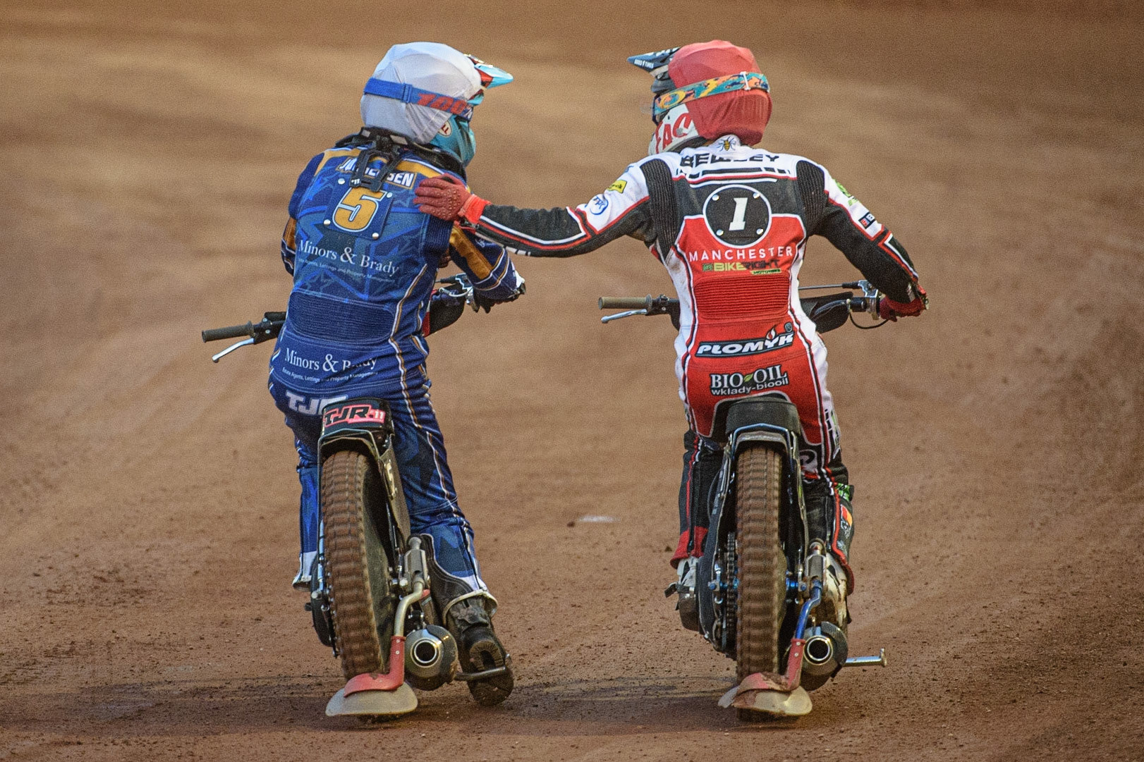 MANCHESTER, UK. AUGUST 23RD    Thomas Jorgensen  (White) is congratulated by Dan Bewley  (Red) after a tough race between them with Bewley won during the SGB Premiership match between Belle Vue Aces and King's Lynn Stars at the National Speedway Stadium, Manchester on Monday 23rd August 2021. (Credit: Ian Charles | MI News)
