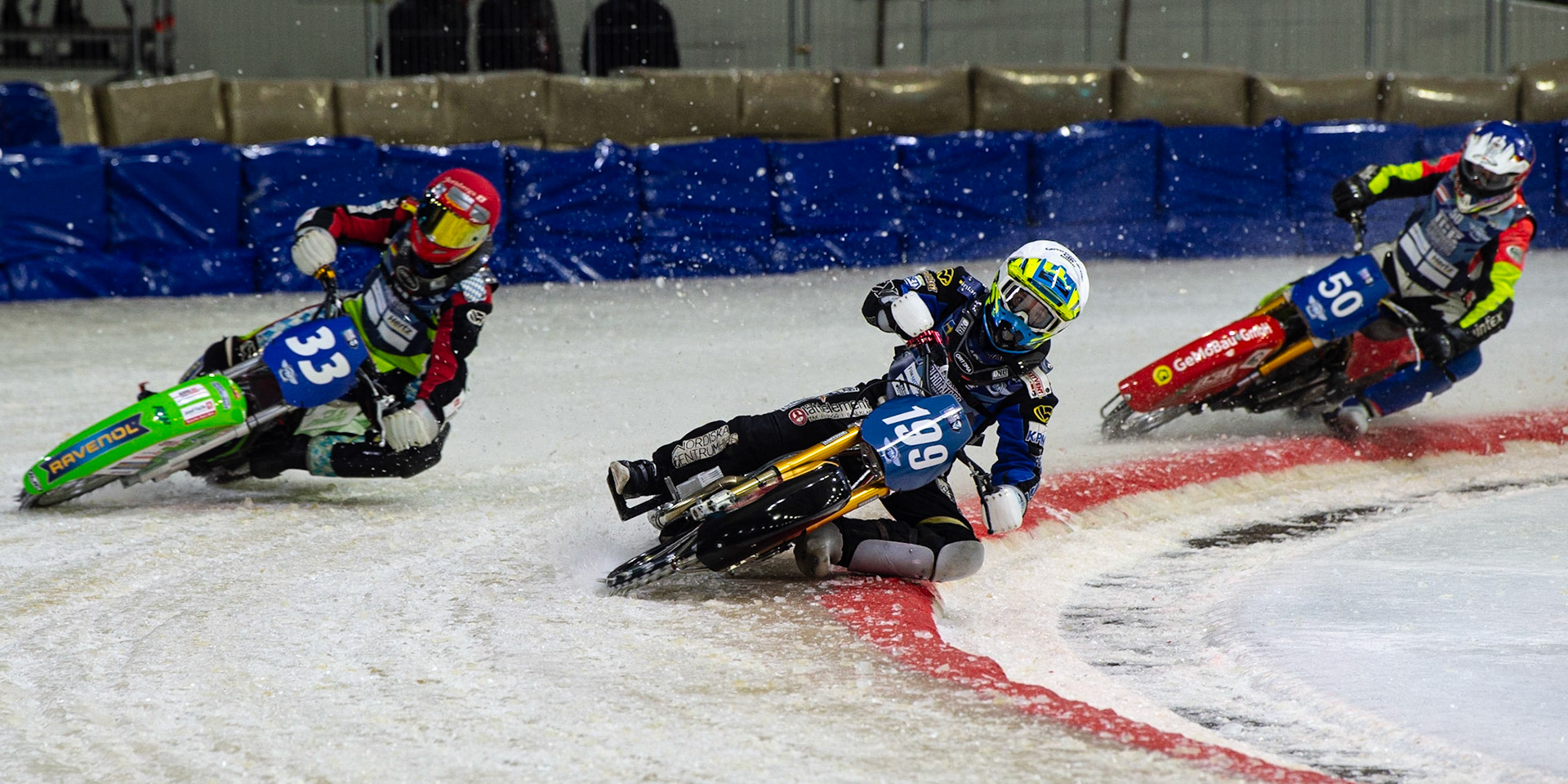 HEERENVEEN, NL. Martin Hååruhiltunen (199)  (White) inside Johann Weber (33)  (Red) with Harald Simon (50) behind during the FIM Ice Speedway Gladiators World Championship Final 3 at Ice Rink Thialf, Heerenveen on Saturday  2 April 2022. (Credit: Ian Charles | MI News)