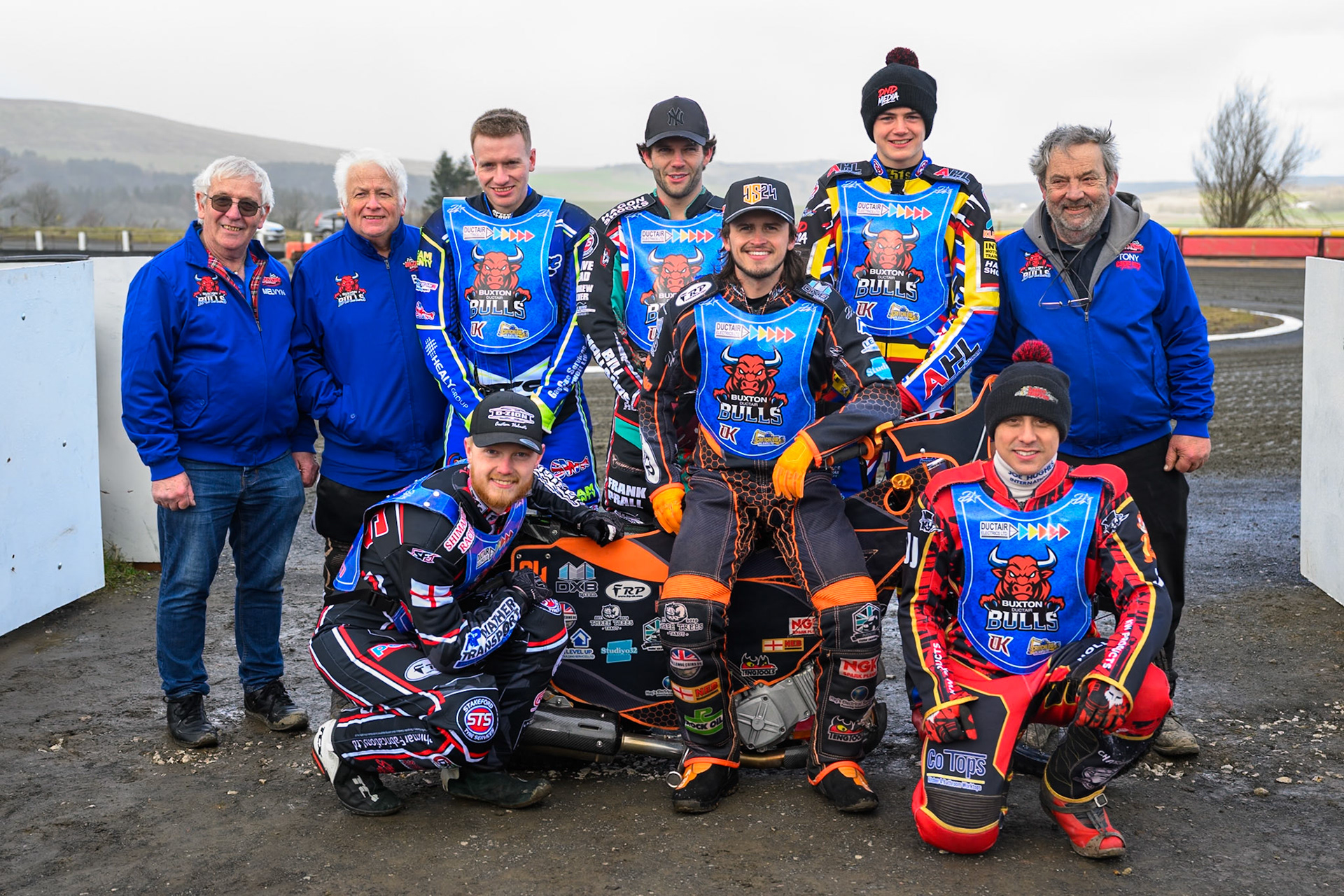 Buxton Bulls: (l-r) Melvyn Hipkiss (Co-Owner), Laurence Rogers (Promoter), Arran Butcher, Alfie Bowtell, Jack Smith, Jamie Etherington, Tony Hipkiss (Co-Owner) Kneeling: Jack Shimelt, Luke Harris during Buxton Bulls Press and Practice at Hi-Edge Speedway, Buxton on Monday 30th March 2026. (Photo: Ian Charles | MI News)