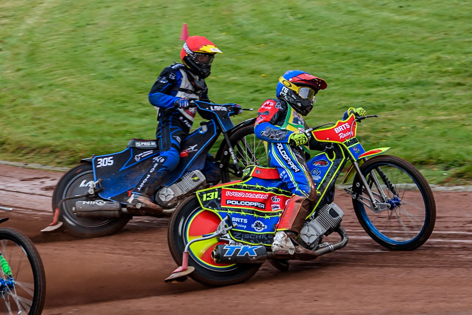 Tate Zischke of Australia in Blue rides outside Antoni Mencel of Poland in Red during the FIM SGP2 Qualifying Round at the Peugeot Ashfield Stadium in Glasgow on Saturday 24th May 2025. (Photo: Ian Charles | MI News)