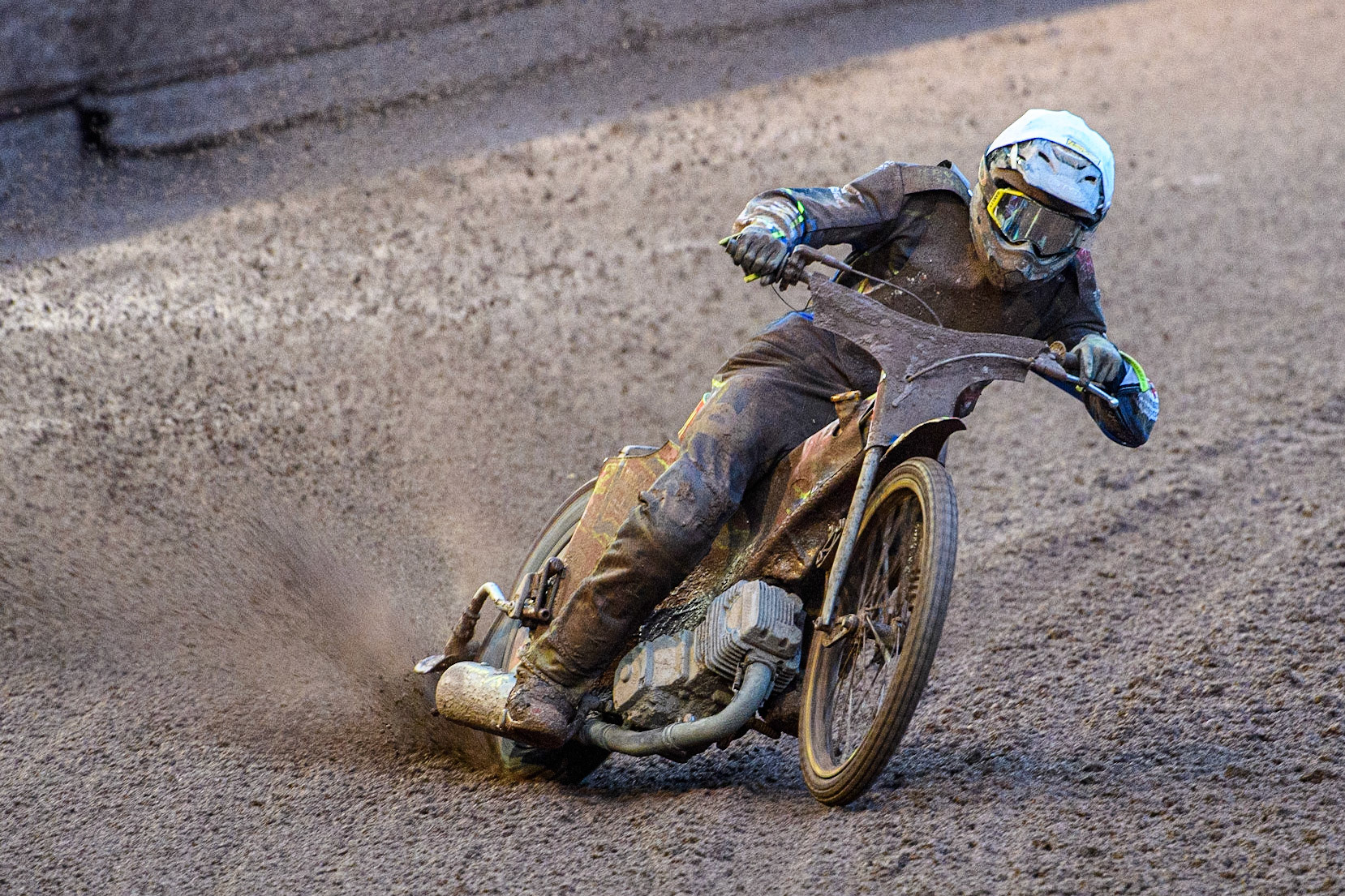 Simon Lambert hits the heavy dirt during the Sports Insure British Speedway Final at the National Speedway Stadium, Manchester on Monday 14th August 2023. (Photo: Ian Charles | MI News)