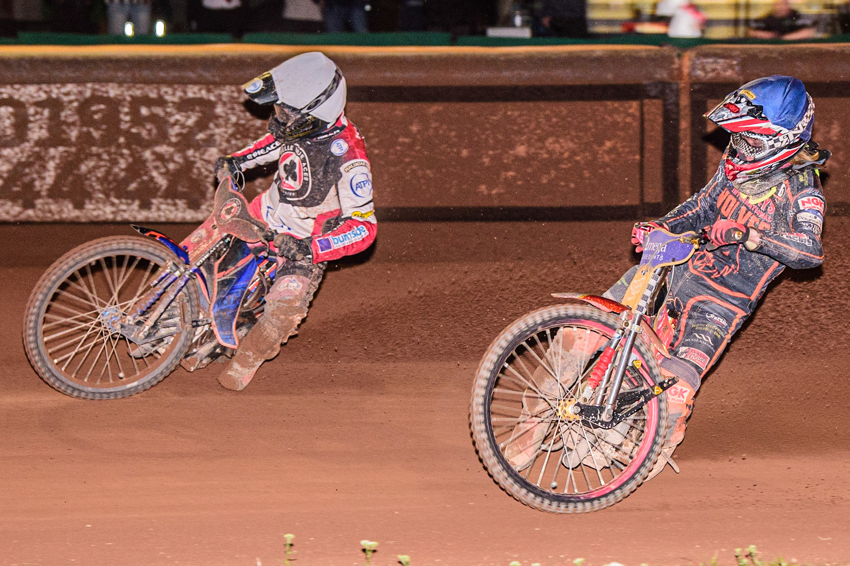 Brady Kurtz  (White) outside Drew Kemp  (Blue) during the SGB Premiership match between Wolverhampton Wolves and Belle Vue Aces at Monmore Green Stadium, Wolverhampton on Monday 29th August 2022. (Credit: Ian Charles | MI News)