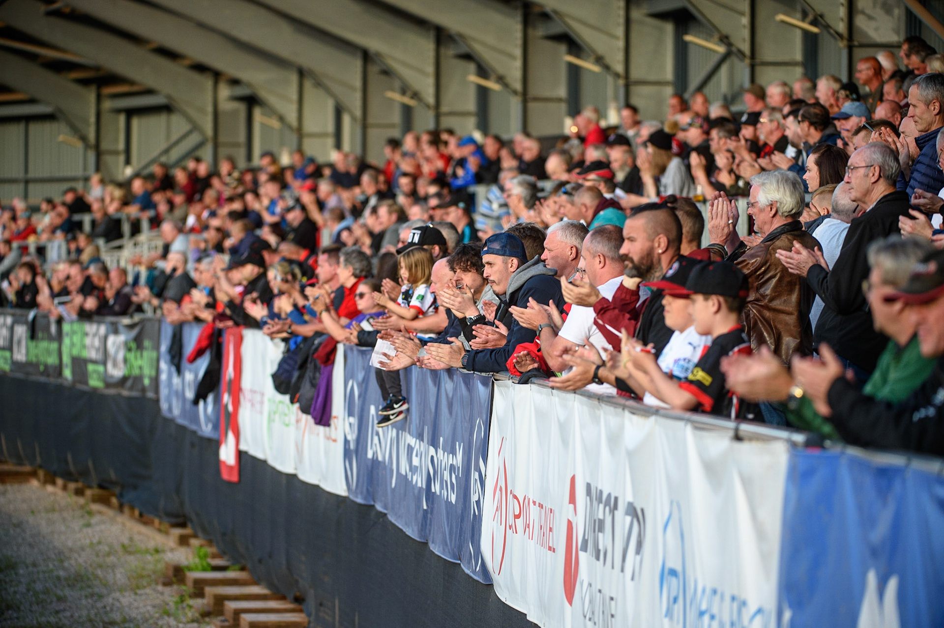 MANCHESTER, UK. AUG 9TH  Fans applaud the memory of Speedway Star Managing Editor Philip Rising who died on August 8th. Phil did much to revolutionise the magazine under his guidance, during the SGB Premiership match between Belle Vue Aces and Peterborough at the National Speedway Stadium, Manchester on Monday 9th August 2021. (Credit: Ian Charles | MI News)