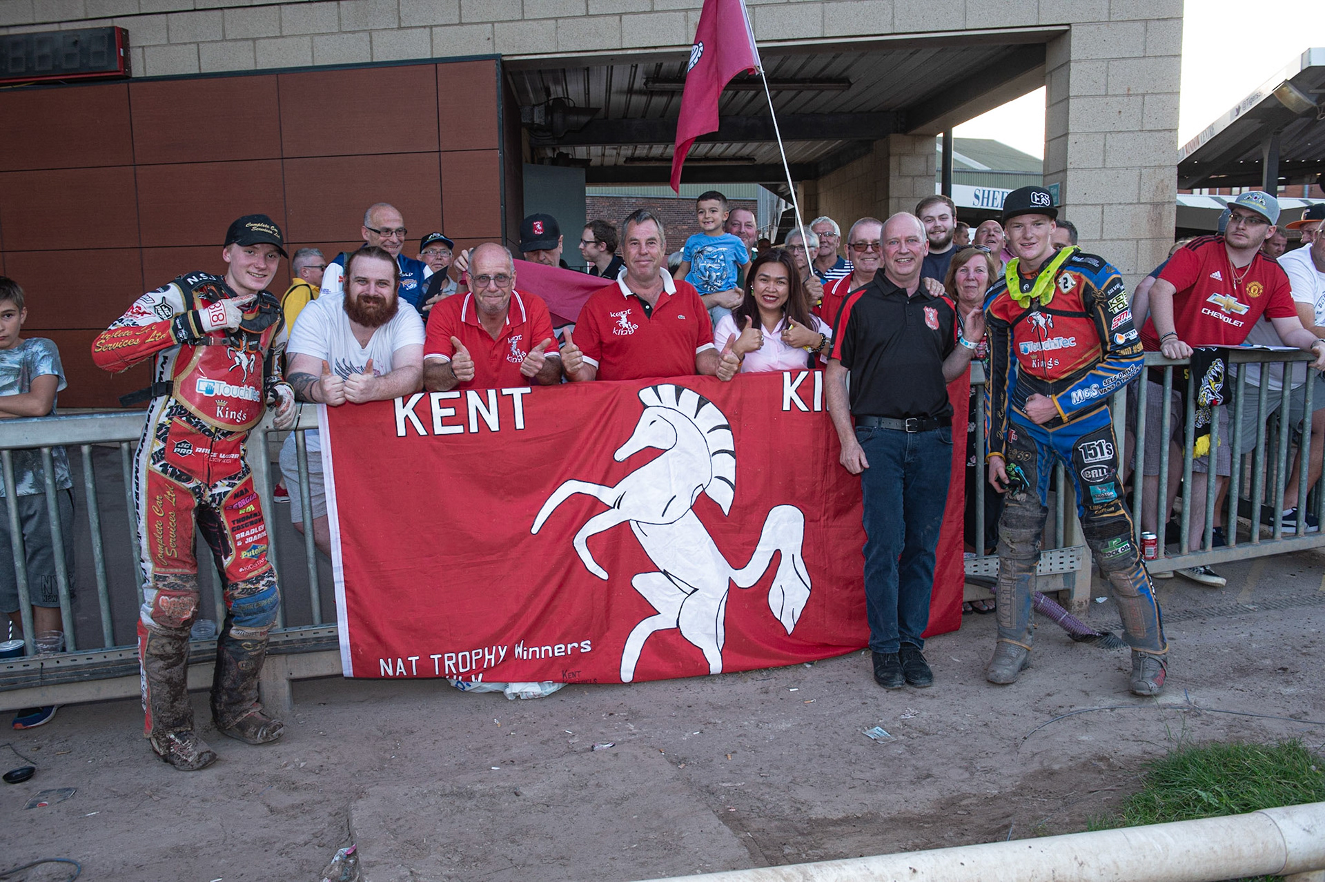 Photo by Ian Charles:

The Kent pair celebrate with their fans


National League Best pairs Championship, Owlerton Stadium, Sheffield, 25 August 2019