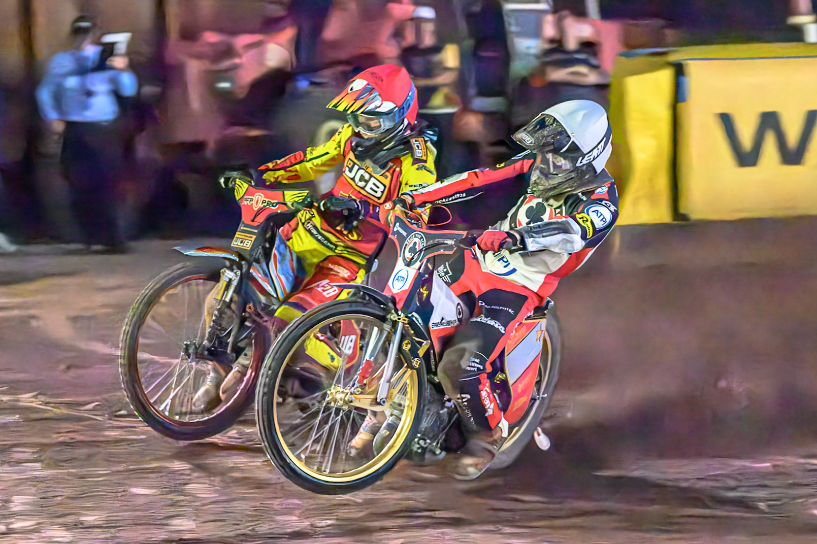 Norick Blodorn of Belle Vue Aces  in White on the inside of Drew Kemp of Leicester Lions  in Red during the Rowe Motor Oil Premiership match between Leicester Lions and Belle Vue Aces at the Hydroscan Arena, Leicester on Monday 7th September 2026. (Photo: Ian Charles | MI News)