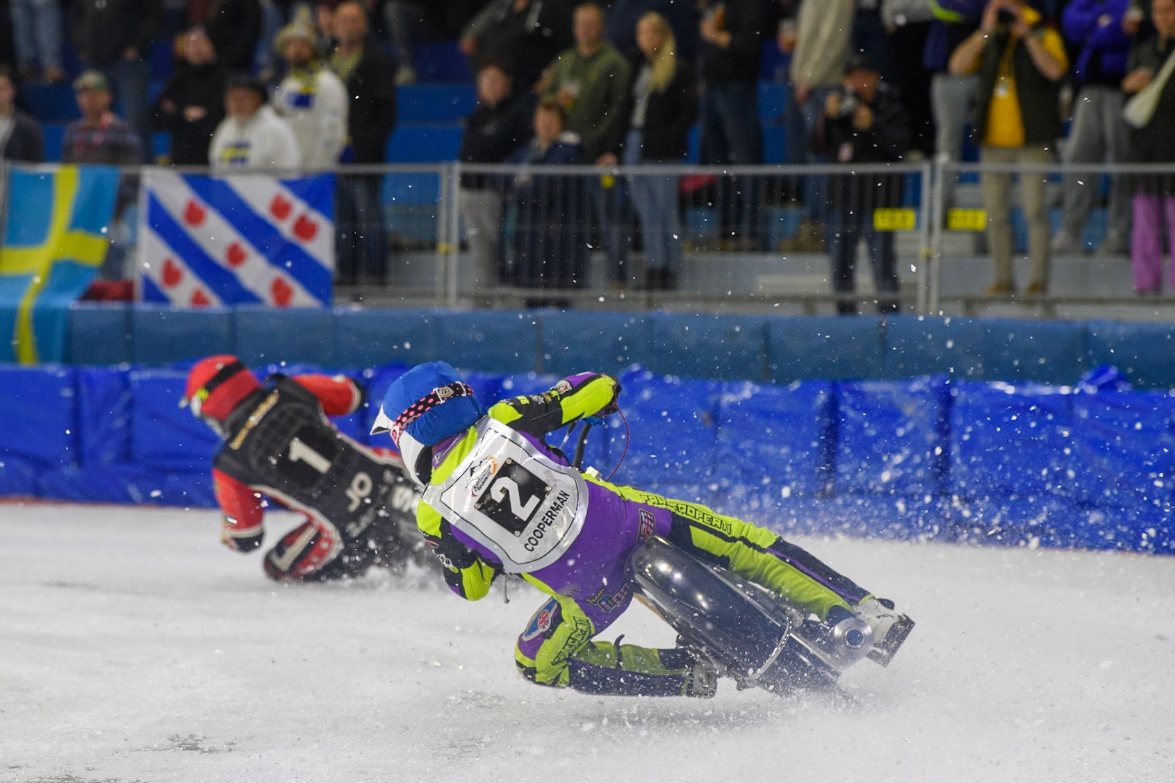 Paul Cooper of Great Britain in Blue chases Jo Saetre of Norway in Red during the Roelof Thijs Bokaal, Ice Rink Thialf, Heerenveen, Netherlands on Friday 4th April 2025. (Photo: Ian Charles | MI News)