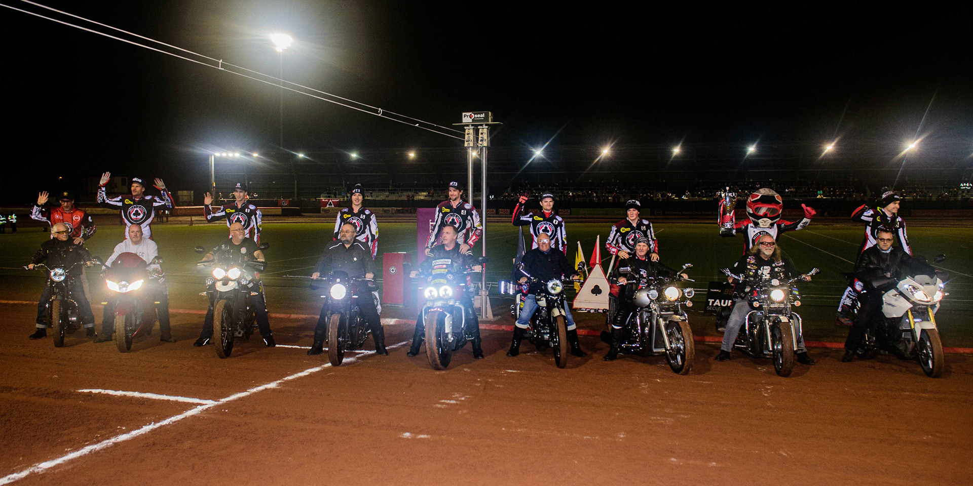 The Aces celebrate for their fans on their homecoming during the Grant Henderson Pairs at the National Speedway Stadium, Manchester on Thursday 27th October 2022. (Credit: Ian Charles | MI NEWS)