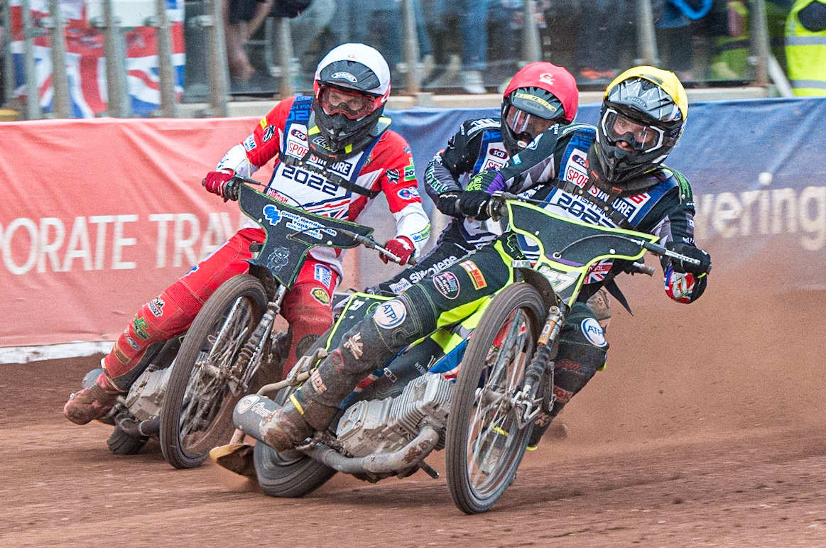 Tom Brennan  (Yellow) forces his way past Craig Cook  (White) and Danny King (Red) during the Sports Insure British Speedway Final, at the National Speedway Stadium, Manchester, on Sunday 18th September 2022. (Credit: Ian Charles | MI News )