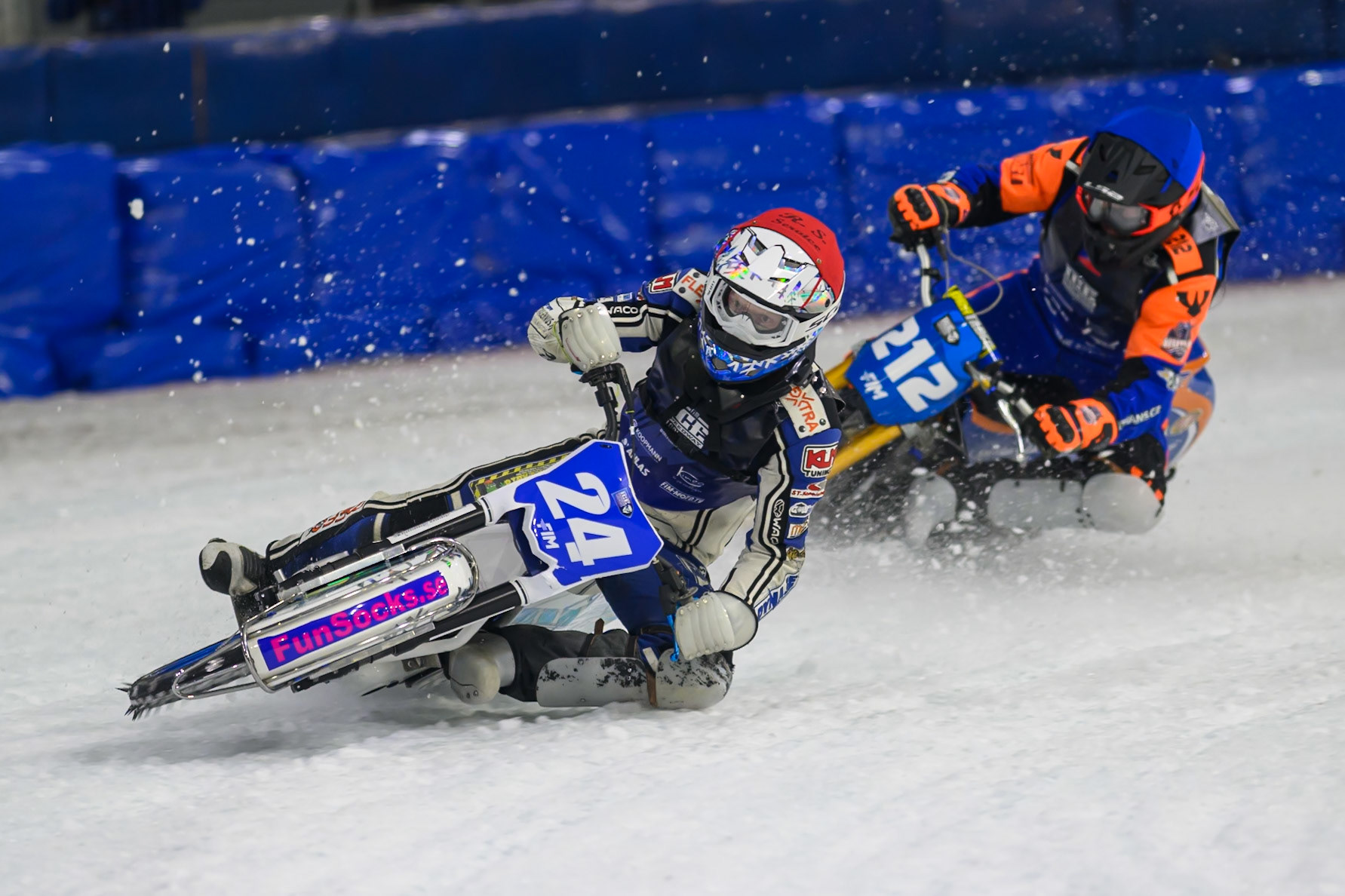 Max Koivula (24) of Finland in Red leading Lukas Hutla (212) of Czechia  in Blue during the FIM Ice Speedway Gladiators World Championship Final 3 at Ice Rink Thialf, Heerenveen on Saturday 11th April 2026. (Photo: Ian Charles | MI News)