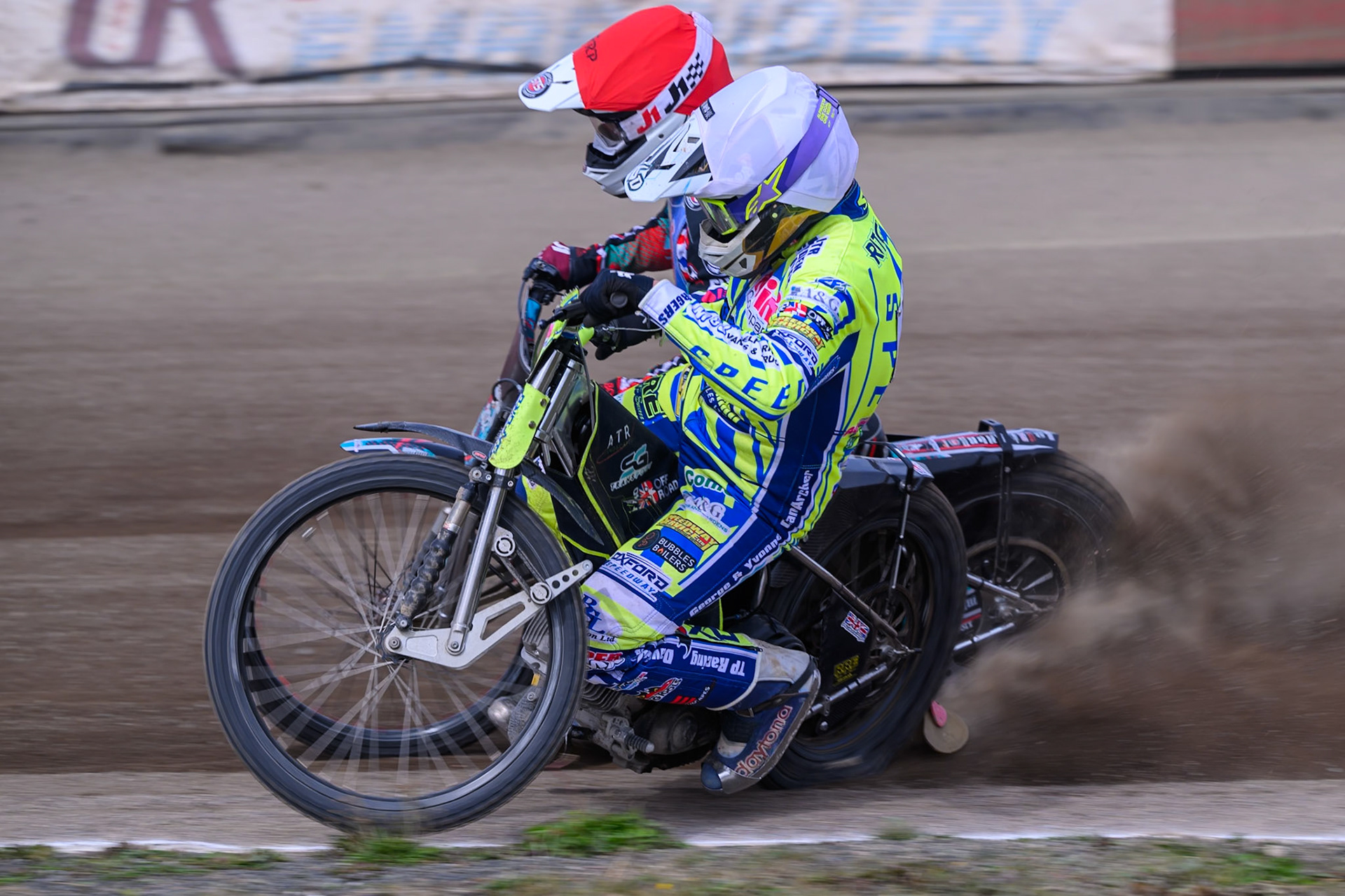Darryl Ritchings of Oxford Chargers in White tries to pass Alfie Bowtell of Buxton Bulls in Red during the WSRA National Development League match between Buxton Bulls and Oxford Chargers at Hi-Edge Speedway, Buxton on Sunday 2nd August 2026. (Photo: Ian Charles | MI News)