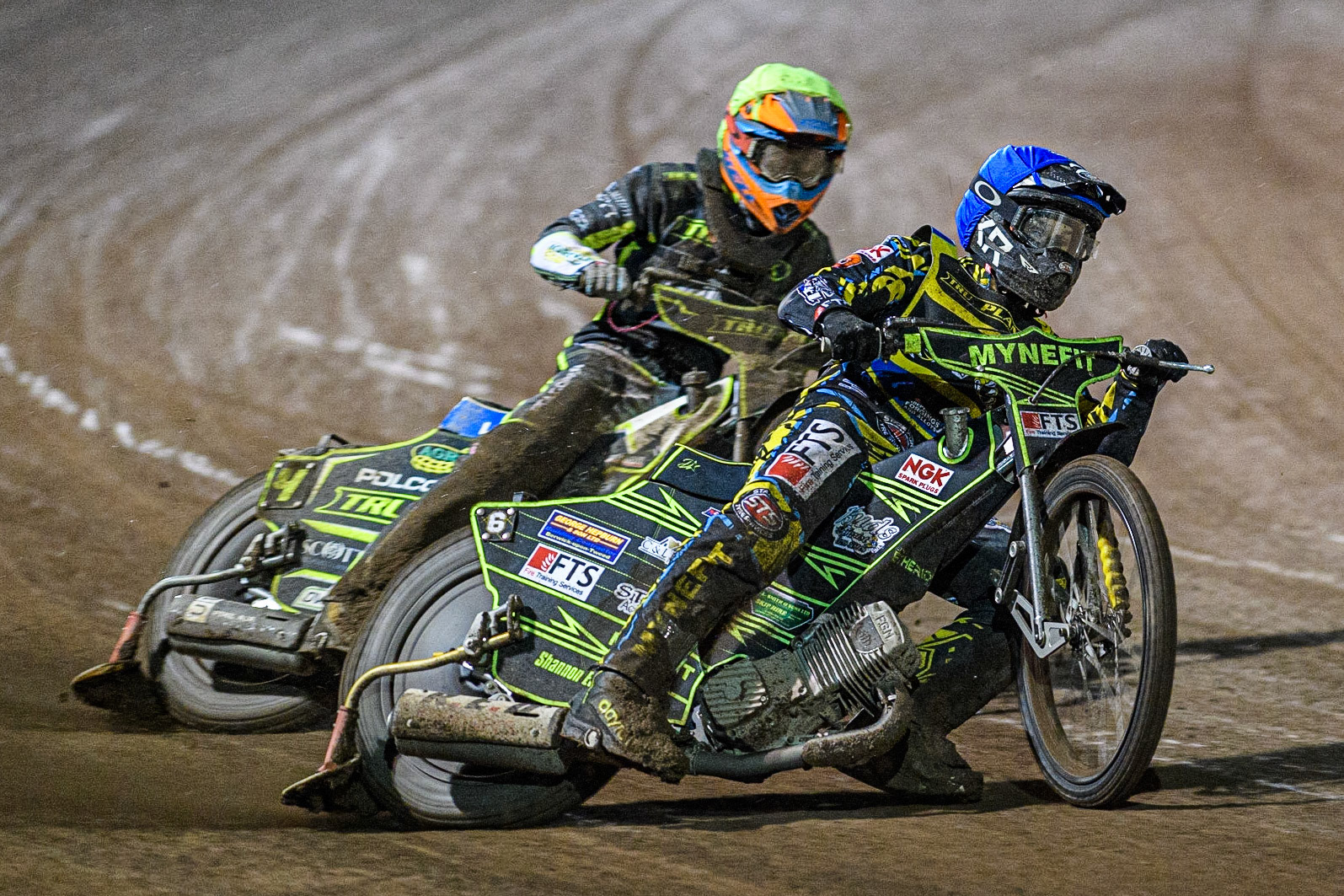 Jye Etheridge (Blue) leads  Keynan Rew (Yellow) during the Sports Insure Premiership Grand Final Second Leg match between Sheffield Tigers and Ipswich Witches at Owlerton Stadium, Sheffield on Thursday 5th October 2023. (Photo: Ian Charles | MI News)