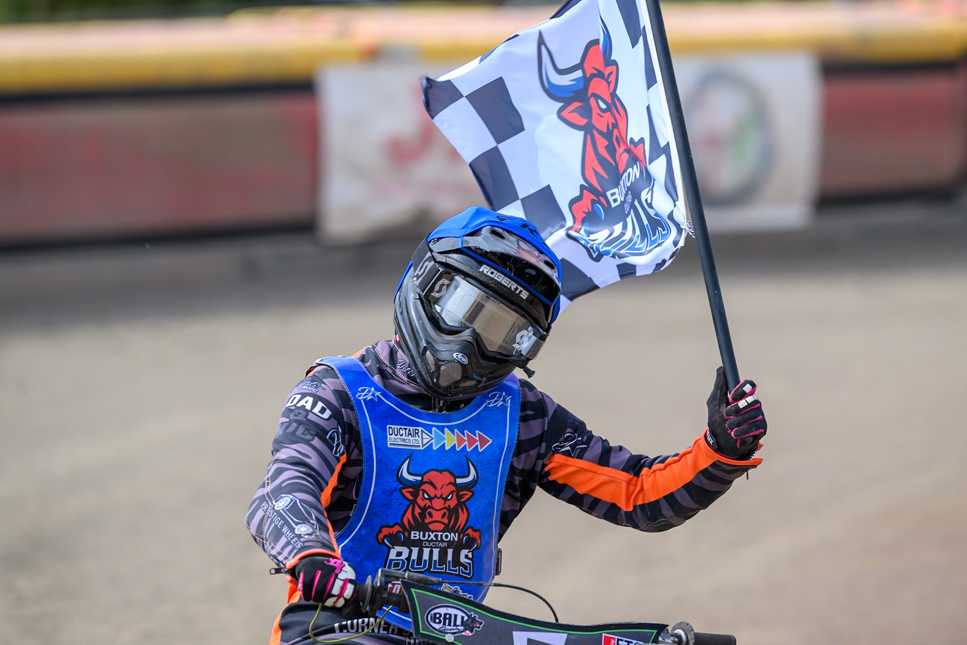 Jack Shimelt of Buxton Bulls celebrates his win in Heat 2 during the WSRA National Development League match between Buxton Bulls and Oxford Chargers at Hi-Edge Speedway, Buxton on Sunday 2nd August 2026. (Photo: Ian Charles | MI News)