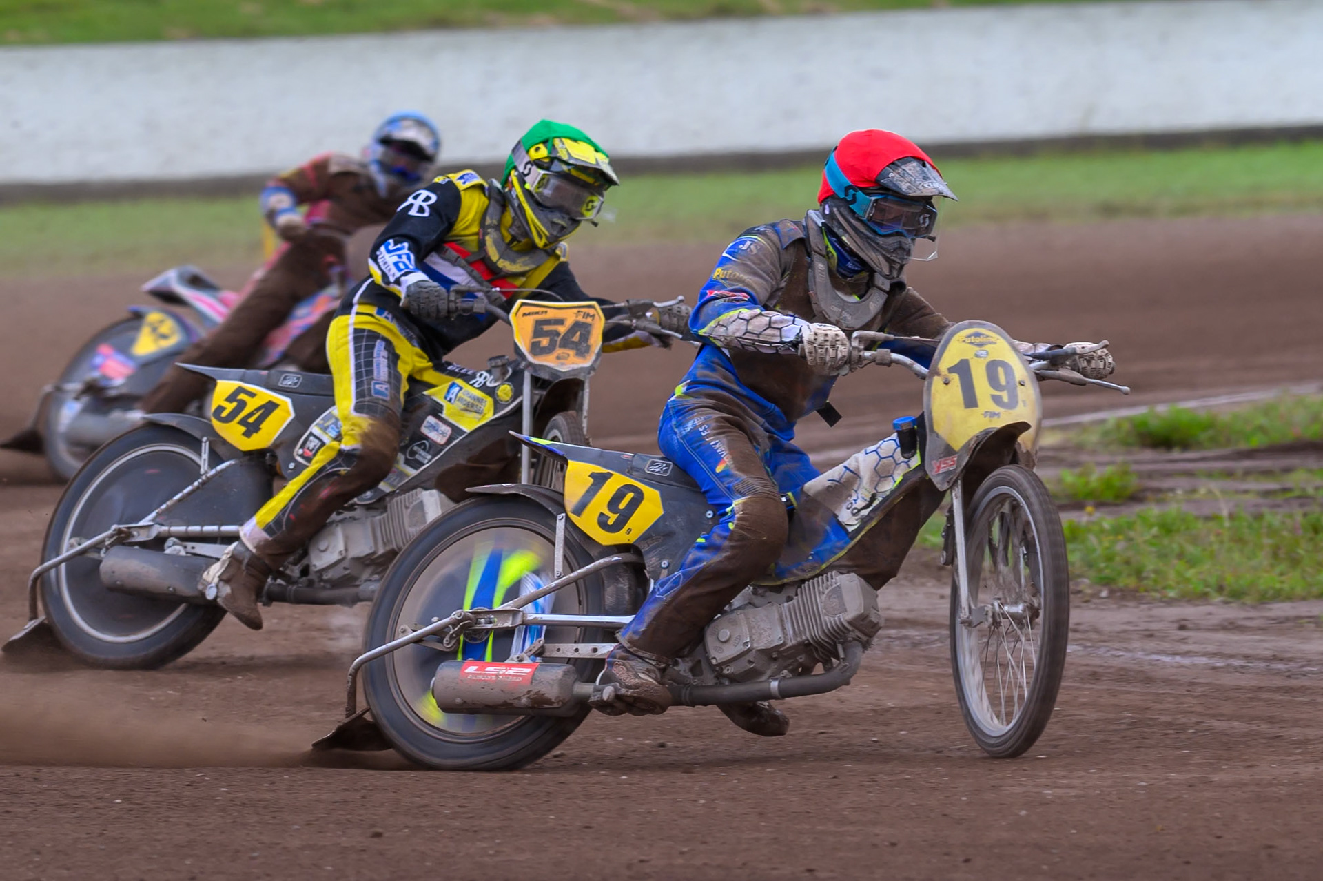 William Kruit (19) of The Netherlands in Red leading Mika Meijer (54) of The Netherlands in Green and Stephan Katt (42) of Germany in Blue during the FIM Long Track World Championship Final 4, at the Speed Centre Roden, Netherlands on Sunday 21st September 2025. (Photo: Ian Charles | MI News)during the FIM Long Track World Championship Final 4, at the Speed Centre, Roden on Sunday 21st September 2025. (Photo: Ian Charles | MI News)
