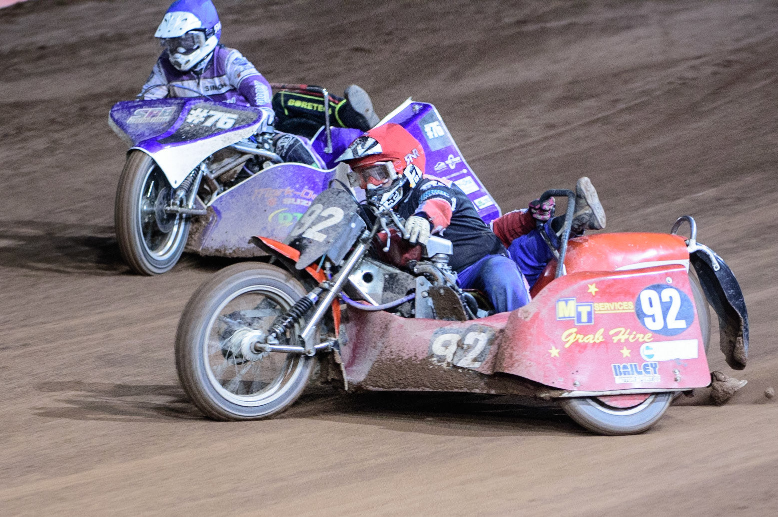 MANCHESTER, UK. OCT 30TH   Paul Whitelam &amp; Richard Webb  (Red) leads Simon Beaney &amp; Sam Heath (Blue) during the Manchester Masters Sidecar Speedway and Flat Track Racing at the National Speedway Stadium, Manchester on Saturday 30th October 2021. (Credit: Ian Charles | MI News)