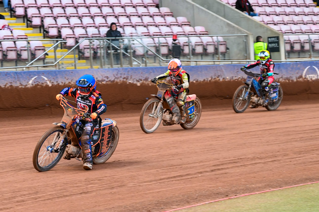 Support Class Final: Callum Hague (809) in Blue leading Douglas Marshall (99) in White and Ella Marshall (12) in Yellow during the British Youth Championship (125cc) Round 2A, at the National Speedway Stadium, Manchester on Sunday 1st June 2025. (Photo: Ian Charles | MI News)