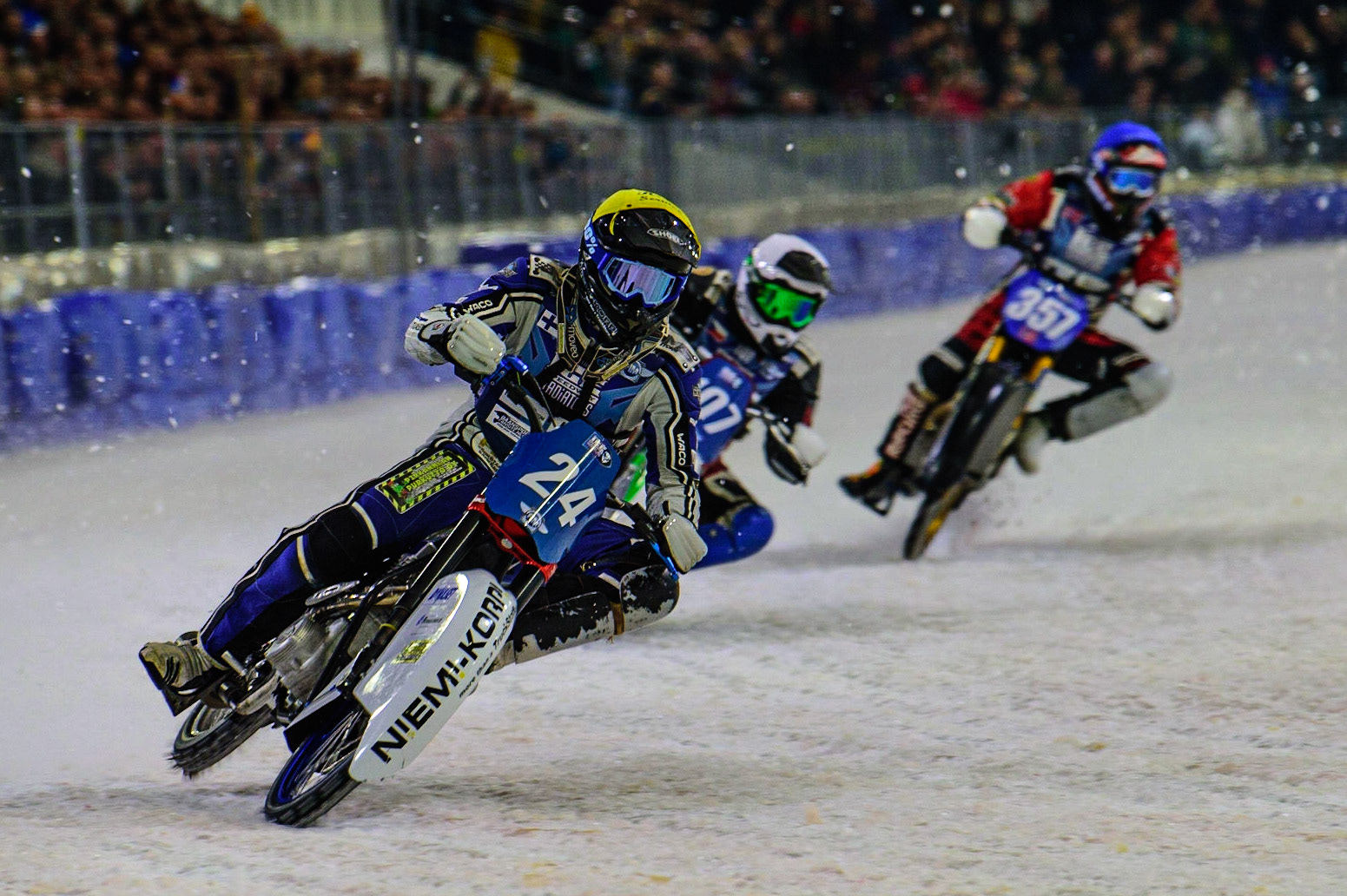 HEERENVEEN, NL. Max Koivula (24) (Yellow) leads Andrej Divis (107) (White) and Jo Sætre (357) (Blue)   during the FIM Ice Speedway Gladiators World Championship Final 4 at Ice Rink Thialf, Heerenveen on Sunday  3 April 2022. (Credit: Ian Charles | MI News)