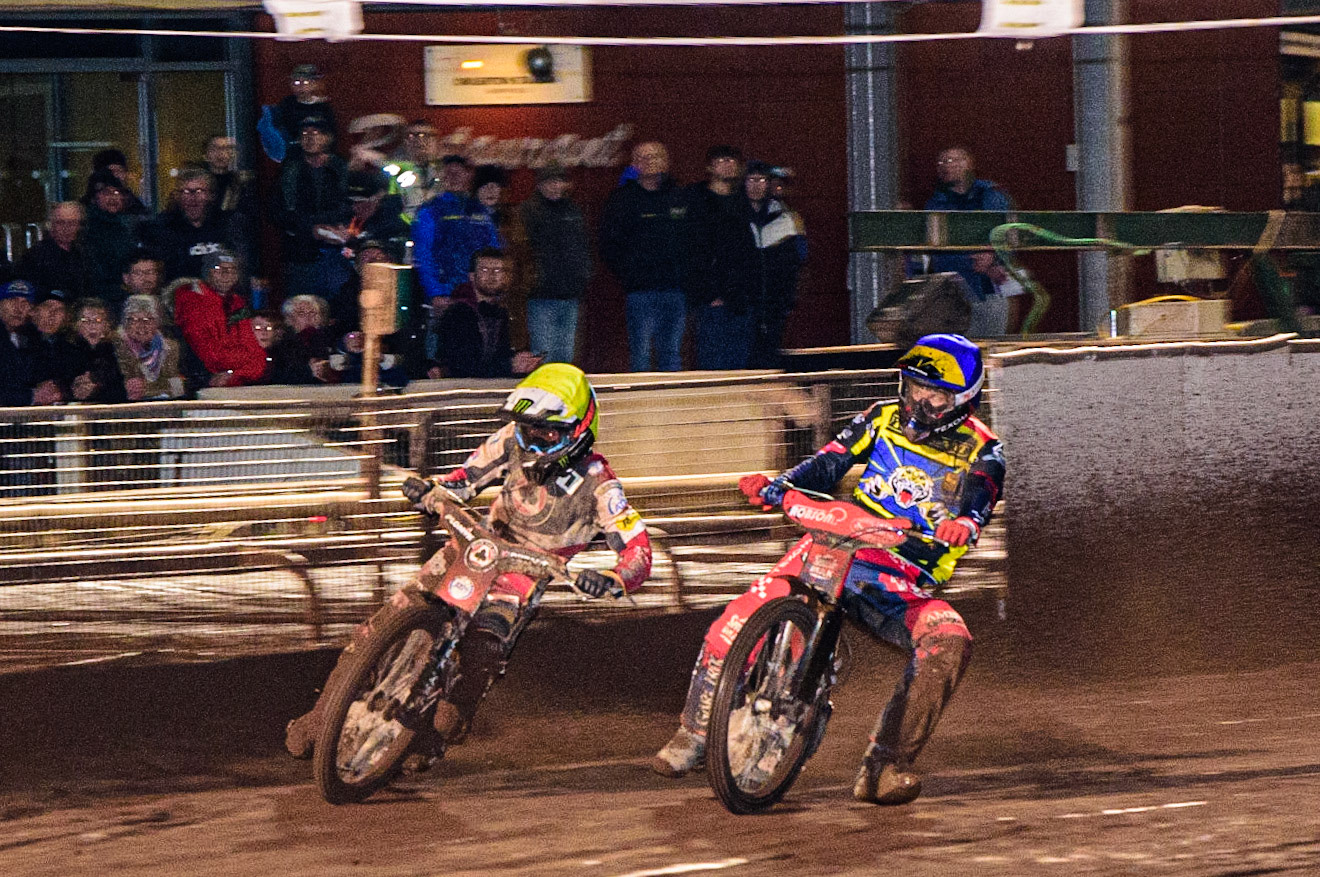 Dan Bewley  (Yellow) tries to pass Tobiasz Musielak  (Blue) on the finish line during the Sheffield Tigers vs Belle Vue Aces meeting in the SGP Premiership at Owlerton Stadium, Sheffield on Thursday 23rd March 2023. (Photo: Ian Charles | MI News)