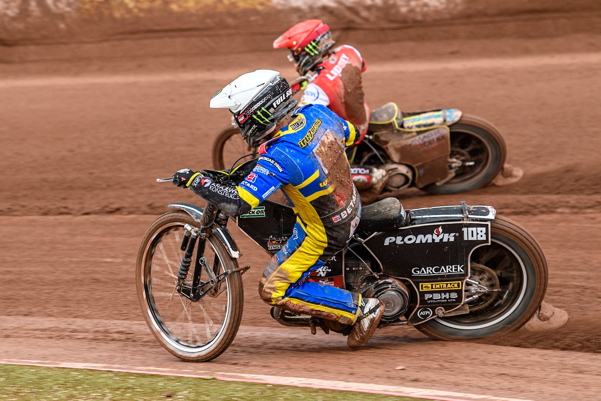Sheffield Tigers' Tai Woffinden in White rides inside Belle Vue Aces' Jaimon Lidsey in Red during the Rowe Motor Oil Premiership match between Belle Vue Aces and Sheffield Tigers at the National Speedway Stadium, Manchester on Monday 27th May 2024. (Photo: Ian Charles | MI News)