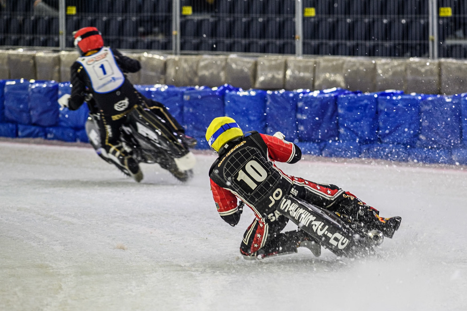 Jo Saetre of Norway in Yellow chases Isak Dekkerhus of Sweden in Red during the Roelof Thijs Bokaal at Ice Rink Thialf, Heerenveen, The Netherlands on Friday 5th April 2024. (Photo: Ian Charles | MI News)