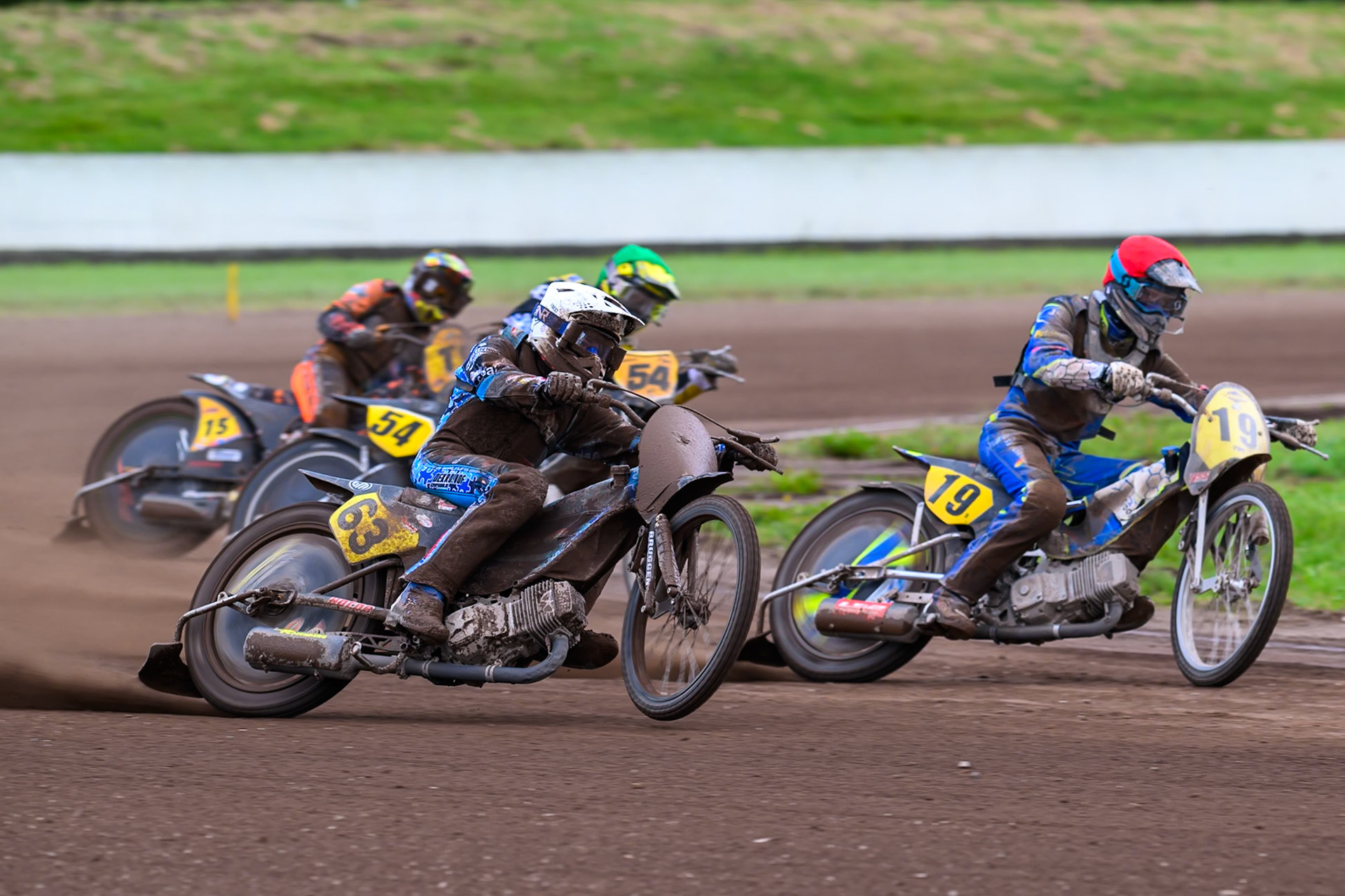 William Kruit (19) of The Netherlands in Red rides inside Dave Meijerink (63) of The Netherlands in White with Mika Meijer (54) of The Netherlands in Green nd Wild Card Rider Romano Hummel (15) of The Netherlands in Yellow behind during the FIM Long Track World Championship Final 4, at the Speed Centre Roden, Netherlands on Sunday 21st September 2025. (Photo: Ian Charles | MI News)during the FIM Long Track World Championship Final 4, at the Speed Centre, Roden on Sunday 21st September 2025. (Photo: Ian Charles | MI News)