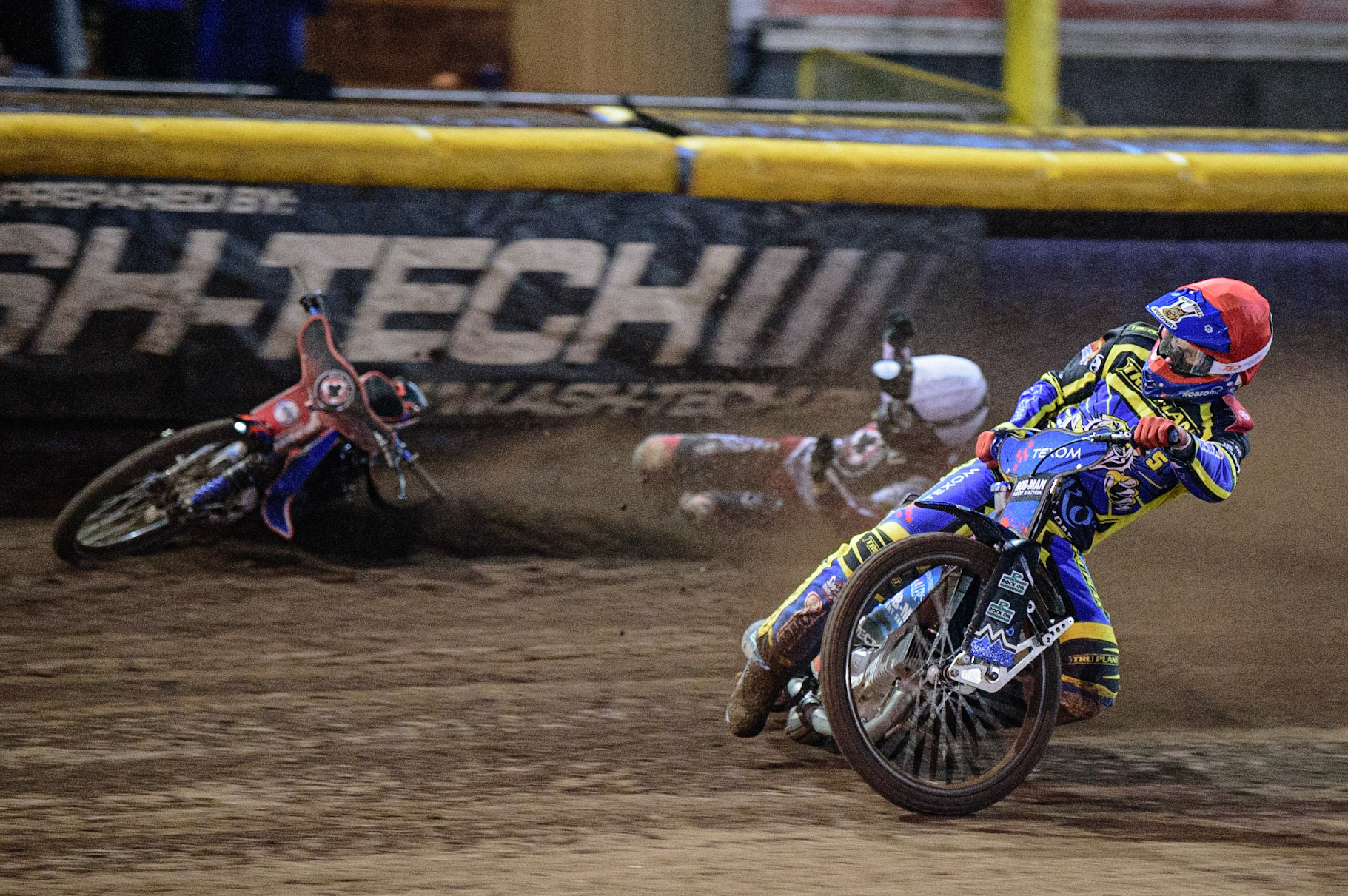 Tobiasz Musielak (Red) brings down Brady Kurtz  (White) during the SGB Premiership Grand Final 2nd Leg between Sheffield Tigers and Belle Vue Aces at Owlerton Stadium, Sheffield on Thursday 13th October 2022. (Credit: Ian Charles | MI News)