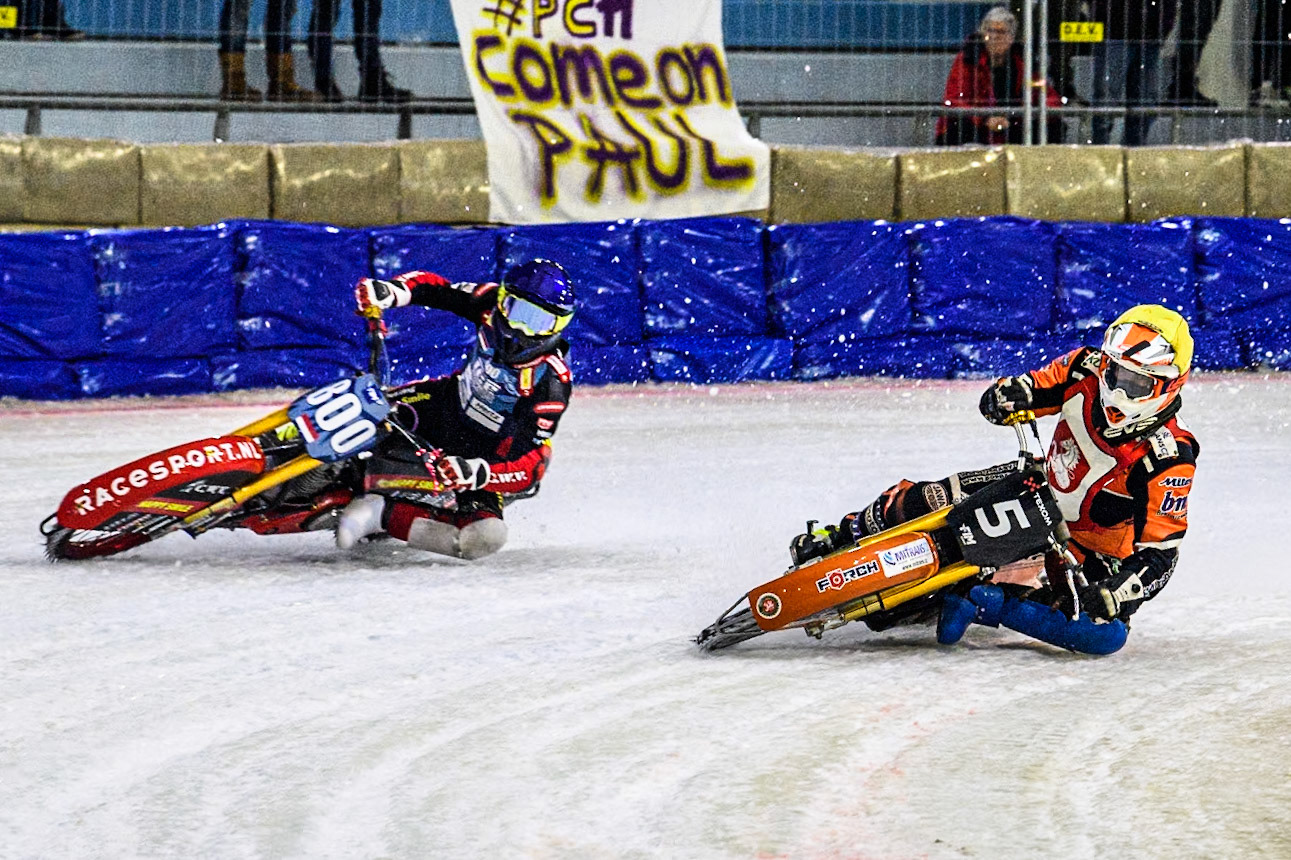 Lukáš Hutla of The Czech Republic in Yellow rides inside Jasper Iwema of The Netherlands in Blue during the Roelof Thijs Bokaal at Ice Rink Thialf, Heerenveen, The Netherlands on Friday 5th April 2024. (Photo: Ian Charles | MI News)