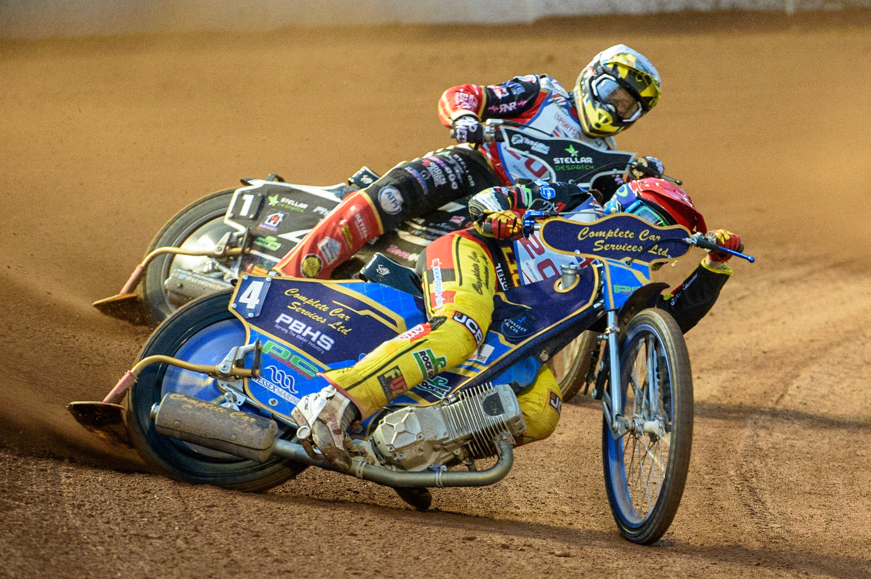 MANCHESTER, UK. AUGUST 16TH   Kyle Howarth  (Red) leads Scott Nicholls  (White) during the Sports Insure British Speedway Finals at the National Speedway Stadium, Manchester on Monday 16th August 2021. (Credit: Ian Charles | MI News)