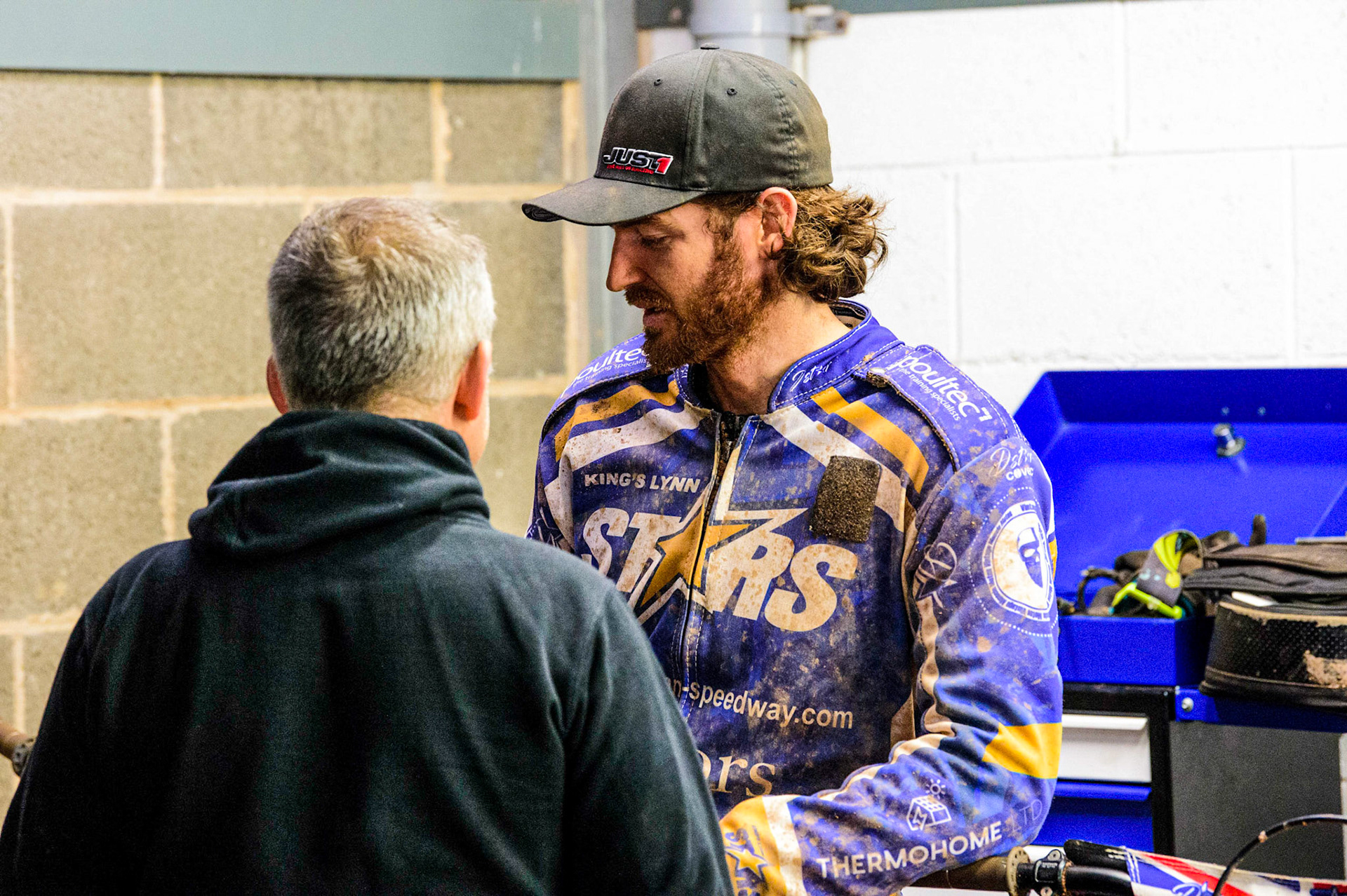 Richard Lawson (Red) chats with his mechanic  during the Grant Henderson Pairs at the National Speedway Stadium, Manchester on Thursday 27th October 2022. (Credit: Ian Charles | MI NEWS)