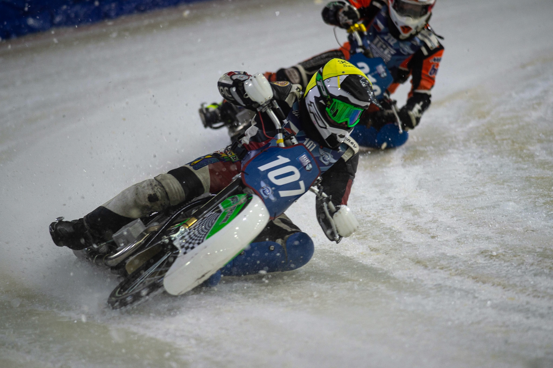 HEERENVEEN, NL. Andrej Divis (107) in action during the FIM Ice Speedway Gladiators World Championship Final 3 at Ice Rink Thialf, Heerenveen on Saturday  2 April 2022. (Credit: Ian Charles | MI News)