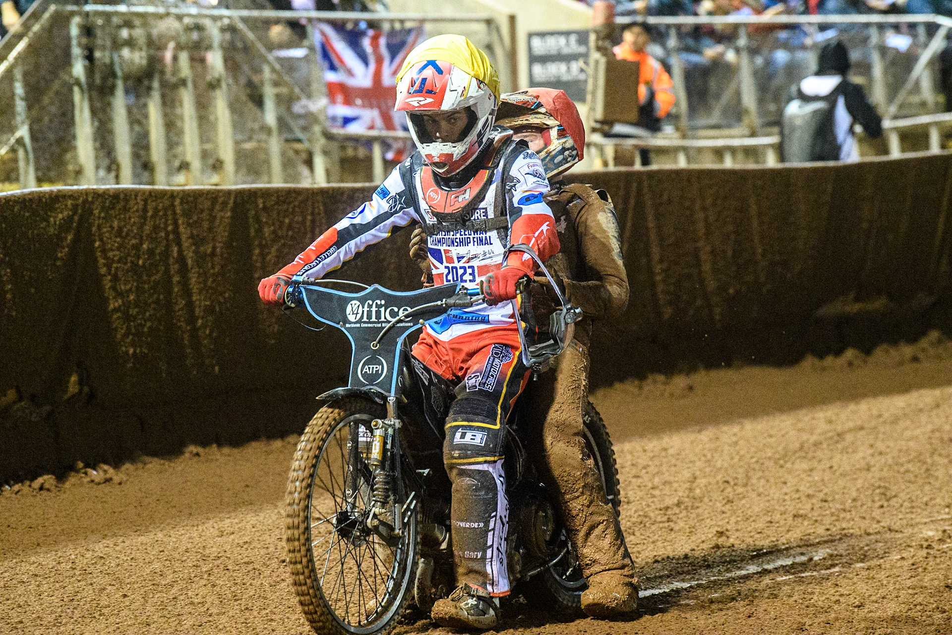 Freddy Hodder give Sam Hagon a lift back to the pits during the Sports Insure British Speedway Final at the National Speedway Stadium, Manchester on Monday 14th August 2023. (Photo: Ian Charles | MI News)