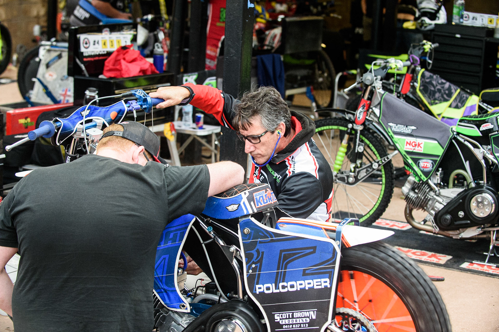 SHEFFIELD, UK. AUG 2NDBelle Vue BikeRight Aces Manager Mark Lemon helps Brady Kurtz’s mechanic prepare his machine during the SGB Premiership match between Sheffield Tigers and Belle Vue Aces at Owlerton Stadium, Sheffield on Thursday 2nd September 2021. (Credit: Ian Charles | MI News)