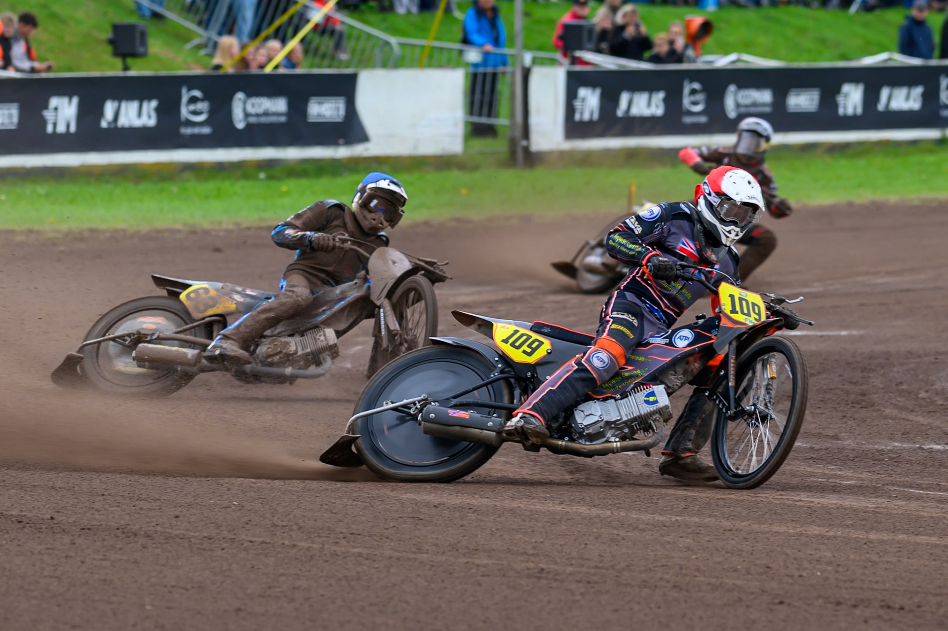 Zach Wajtknecht (109) of Great Britain in Red leading Dave Meijerink (63) of The Netherlands in Blue during the FIM Long Track World Championship Final 4, at the Speed Centre Roden, Netherlands on Sunday 21st September 2025. (Photo: Ian Charles | MI News)during the FIM Long Track World Championship Final 4, at the Speed Centre, Roden on Sunday 21st September 2025. (Photo: Ian Charles | MI News)