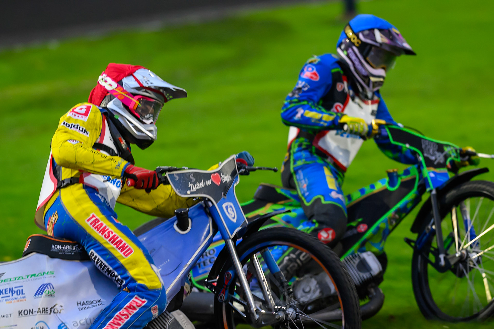 Leon Sziegiel of Poland in Red on the outside of Michael West of Australia in Blue during the Gouden KENNY Helm at Speedway Veenoord, Veenoord in the Netherlands on Saturday 19th September 2026. (Photo: Ian Charles | MI News)