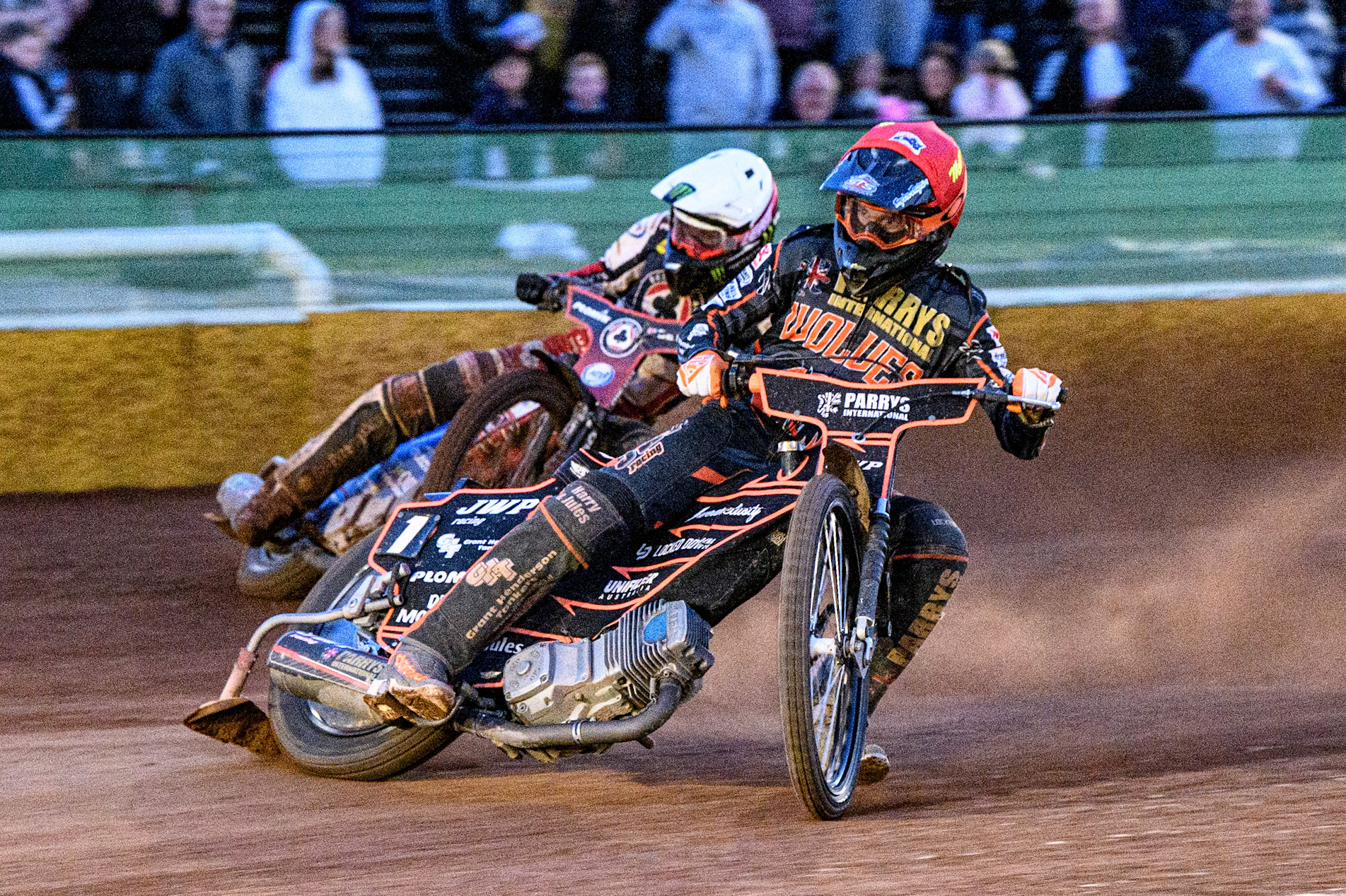 Sam Masters (Red) leads Dan Bewley (White) during the Sports Insure Premiership match between Wolverhampton Wolves and Belle Vue Aces at Monmore Green Stadium, Wolverhampton on Monday 29th May 2023. (Photo: Ian Charles | MI News)