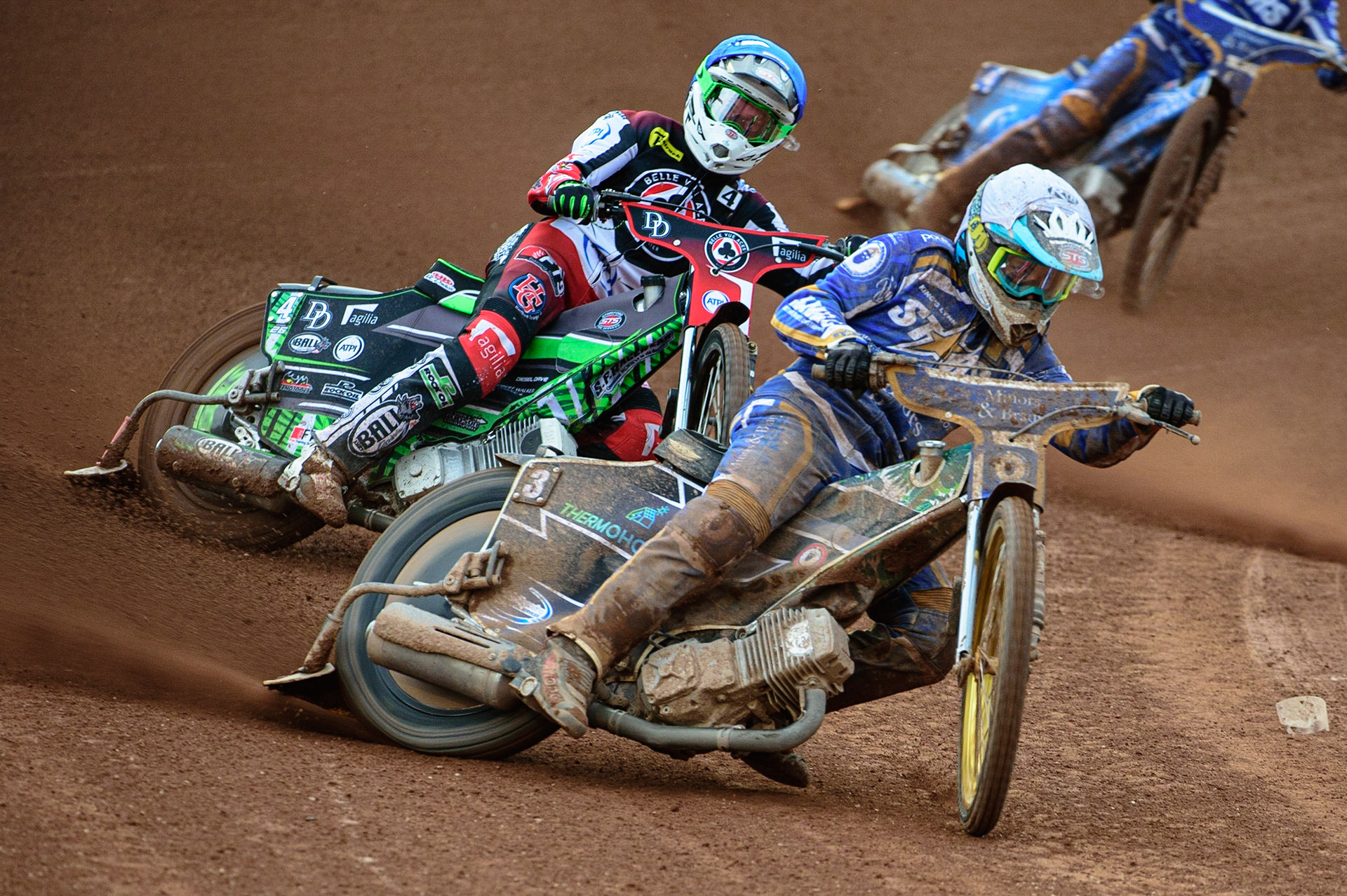 MANCHESTER UK  Richard Lawson  (White) leads Charles Wright  (Blue) during the SGB Premiership match between Belle Vue Aces and King's Lynn Stars at the National Speedway Stadium, Manchester on Monday 11th July 2022. (Credit: Ian Charles | MI News)