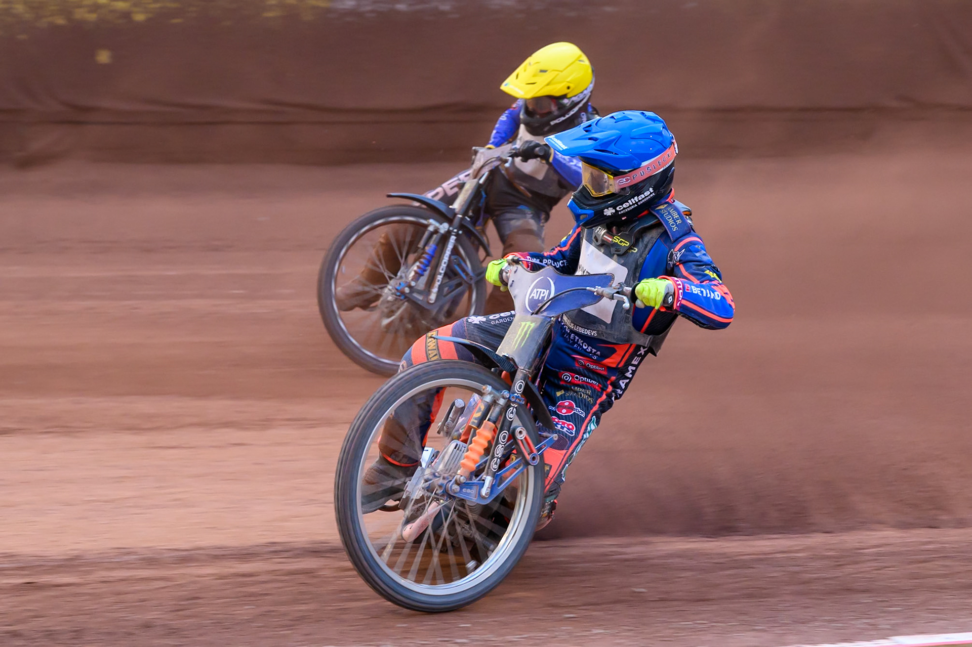 Andzejs Lebedevs (29) of Latvia in Blue rides inside Nazar Parnitskyi (785) of Ukraine in Yellow during the ATPI  FIM Speedway GP of Manchester at the National Speedway Stadium, Manchester on Saturday 6th June 2026. (Photo: Ian Charles | MI News)