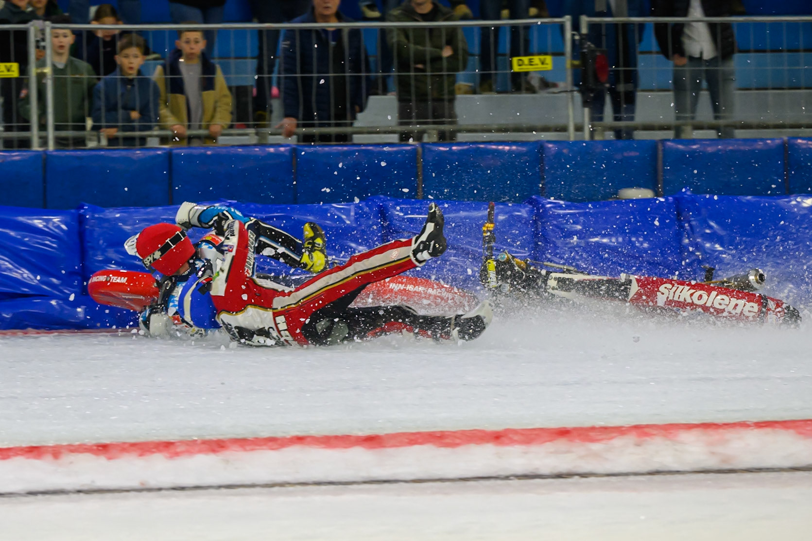 Simon Mayer of Germany in Red and Josef Kreuzberger of Austria in Blue collide and crash  during the ROELOF THIJS BOKAAL at Ice Rink Thialf, Heerenveen on Friday 10th April 2026.  (Photo: Ian Charles | MI News)