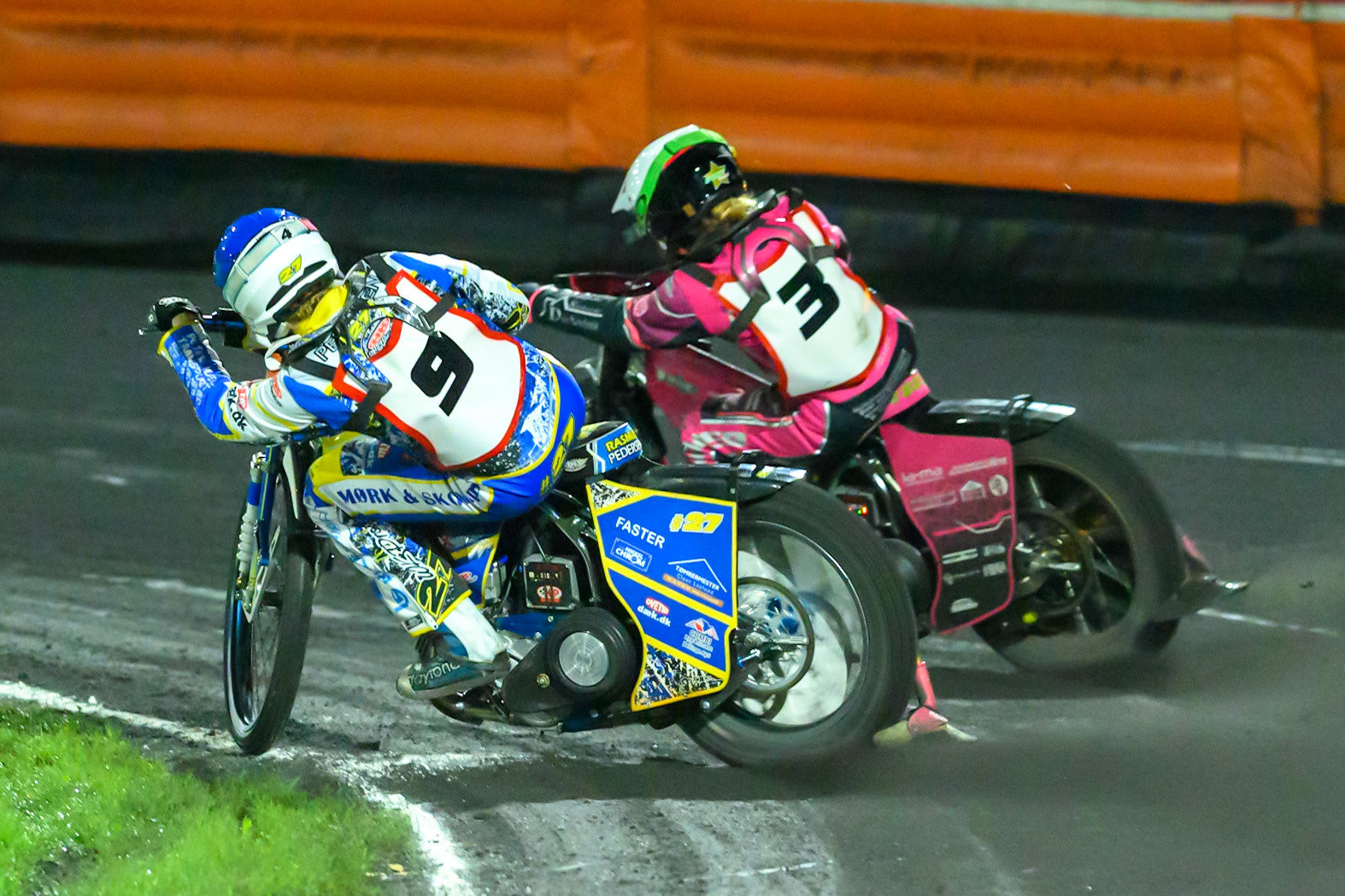 Rasmus Pedersen of Denmark in Blue on the inside of Hannah Grunwald of Germany in White during the Gouden KENNY Helm at Speedway Veenoord, Veenoord in the Netherlands on Saturday 19th September 2026. (Photo: Ian Charles | MI News)